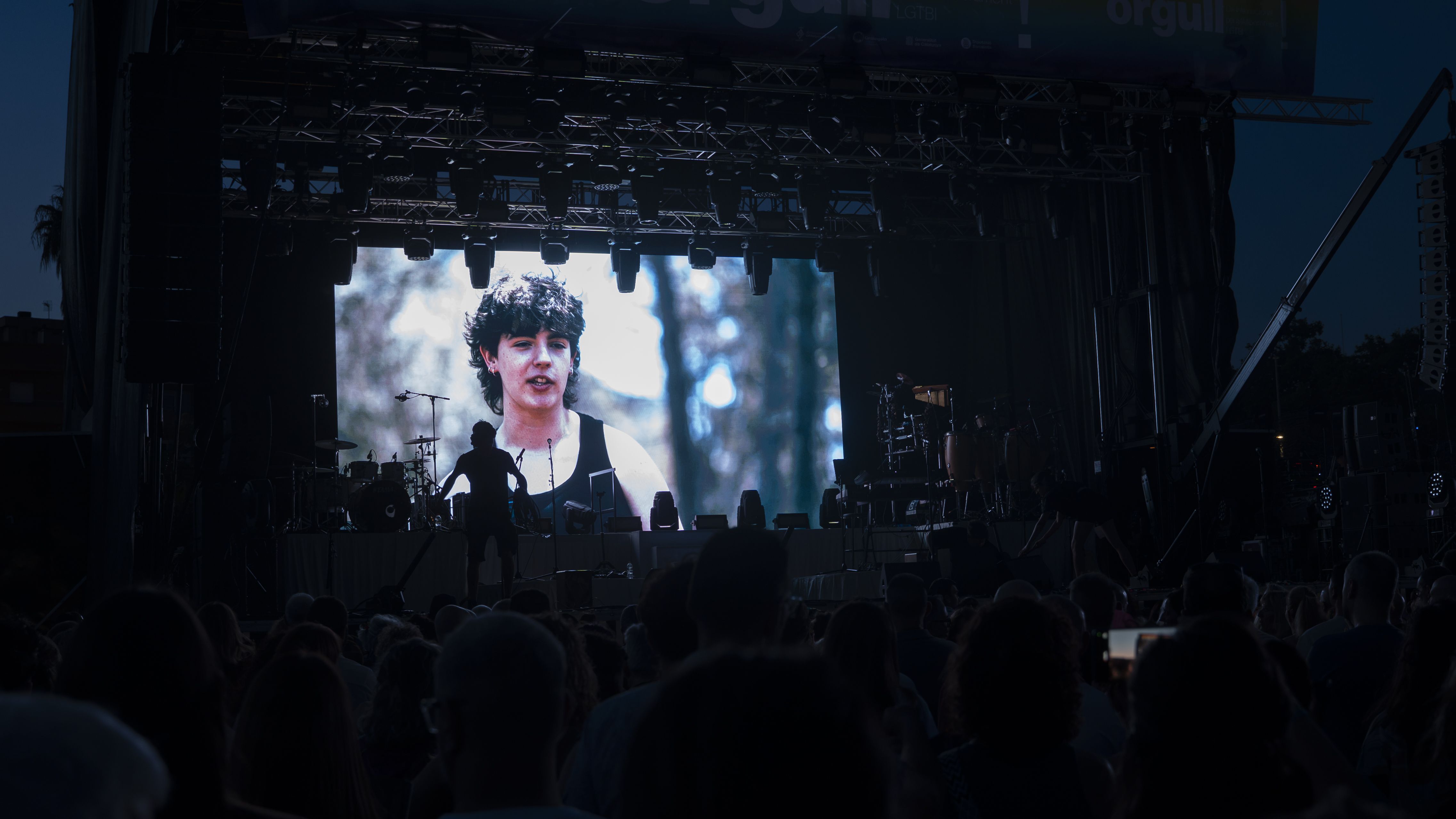 La projecció d'un vídeo commemoratiu va recordar la lluita pels drets i la visibilitat del col·lectiu LGBTIQ+. FOTO: Mauri Blázquez (@mzzz.raw)