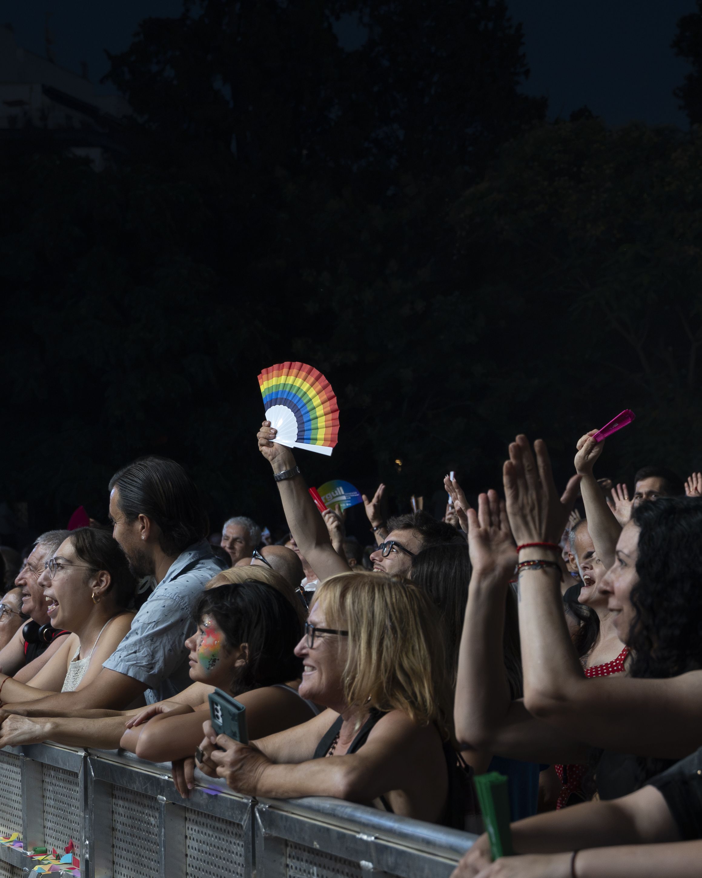 El públic va seguir el concert amb banderes i símbols de l'Orgull des de les primeres files. FOTO: Mauri Blázquez (@mzzz.raw)