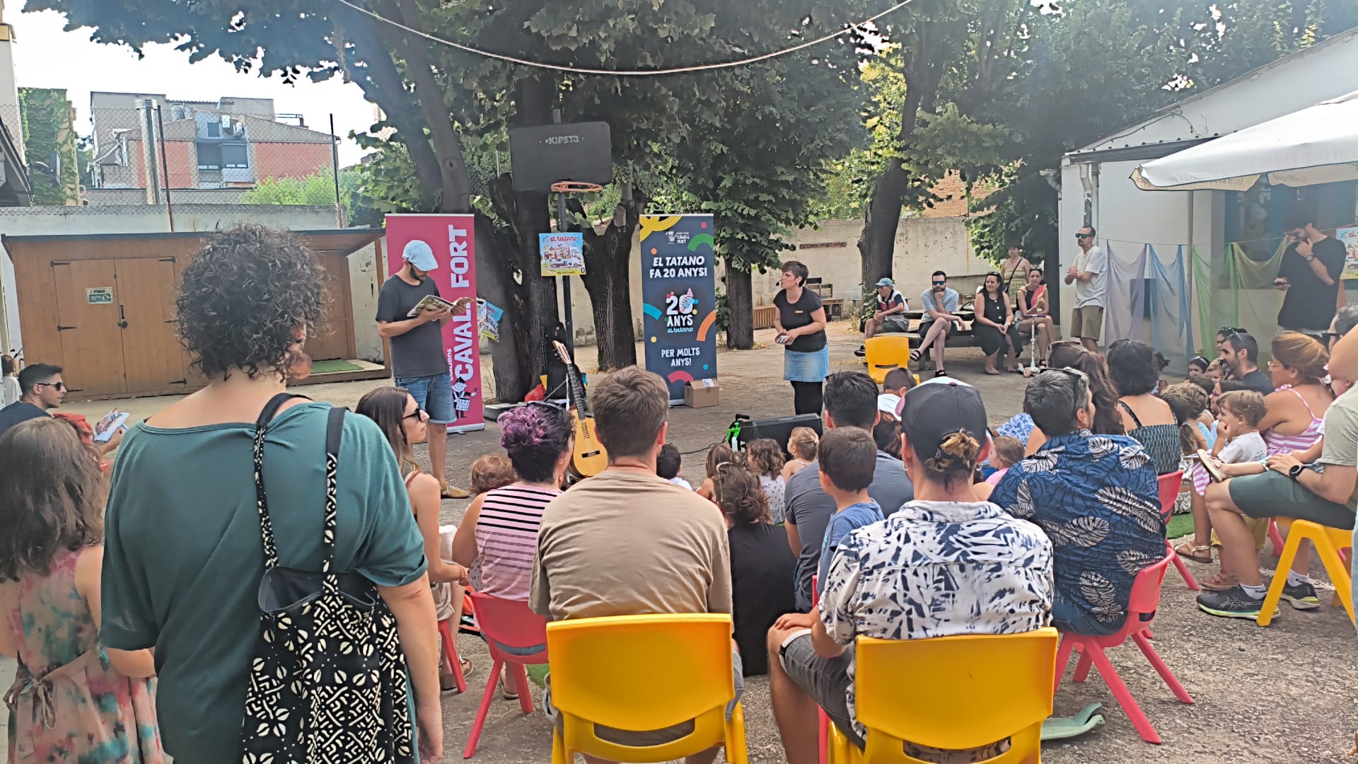 El pati de l'Espai Infantil ple durant la sessió de contacontes. Foto: Cedida