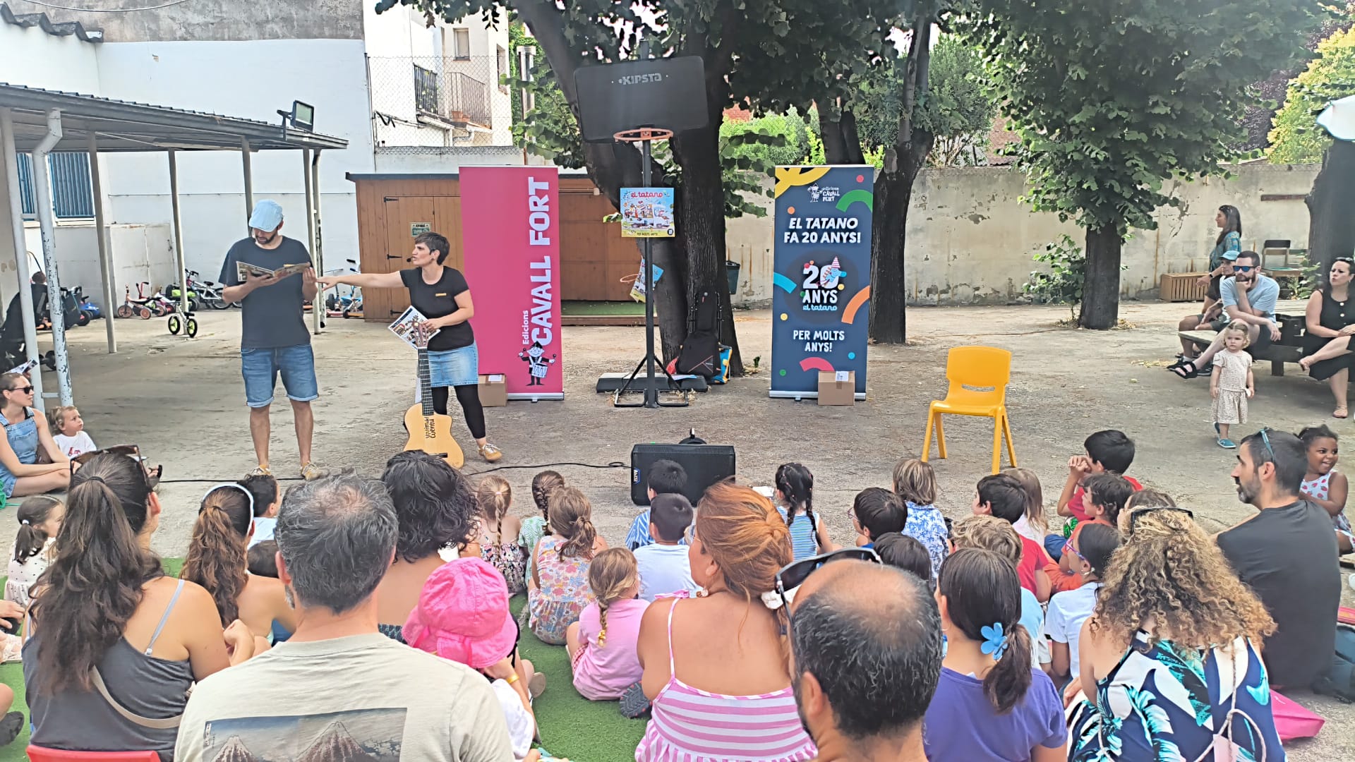 Infants atents al contacontes a l'Espai Infantil. Foto: Cedida
