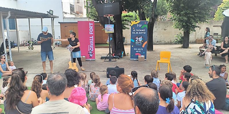 Infants atents al contacontes a l'Espai Infantil. Foto: Cedida