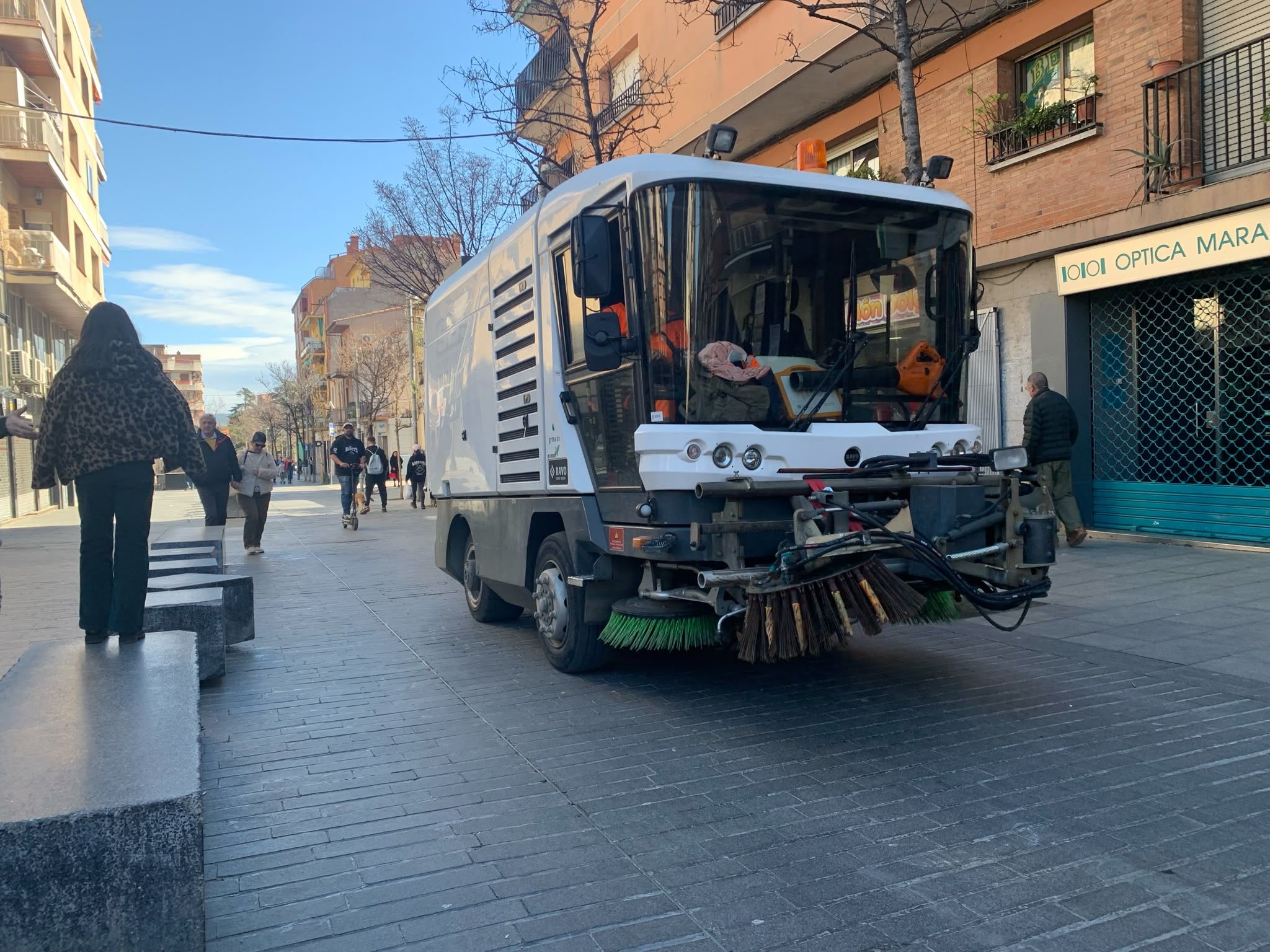 Una escombradora al centre de Cerdanyola. El nou contracte de residus preveu reforçar el servei de neteja viària a tots els barris, segons va defensar el regidor Òscar Pons. FOTO: Judit Josa