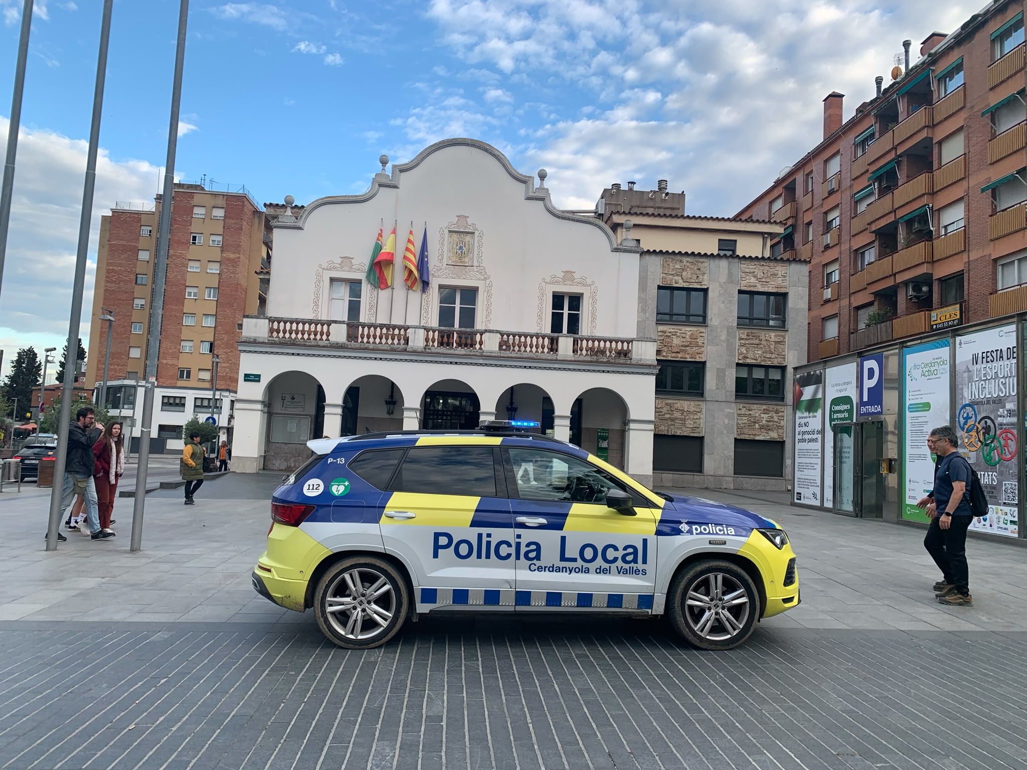 Un vehicle de la Policia Local, davant l'Ajuntament de Cerdanyola. FOTO: Judit Josa 