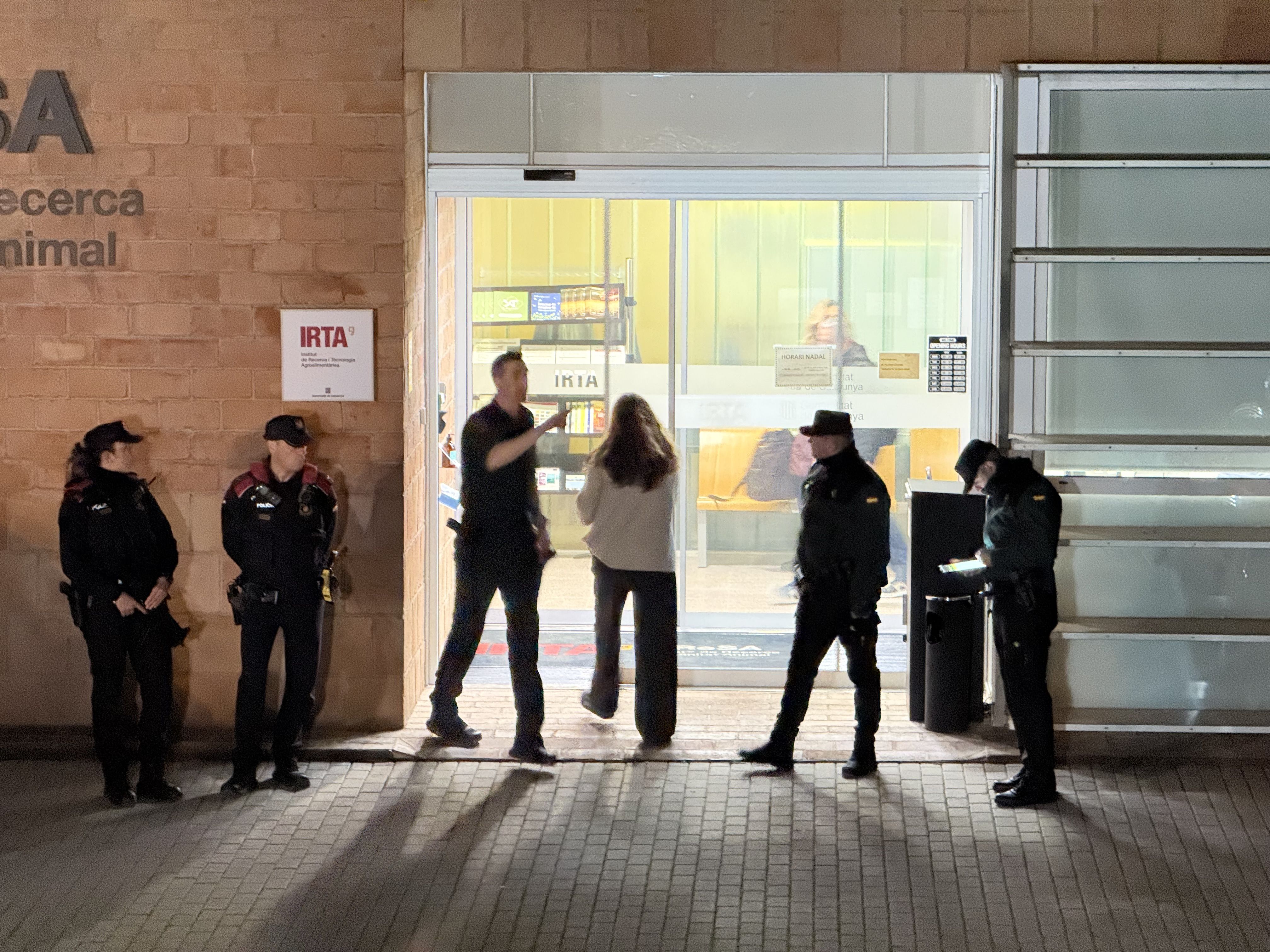 Agents dels Mossos i la Guàrdia Civil a l’exterior de l’IRTA-CReSA durant el primer escorcoll. FOTO: Àlex Recolons / ACN