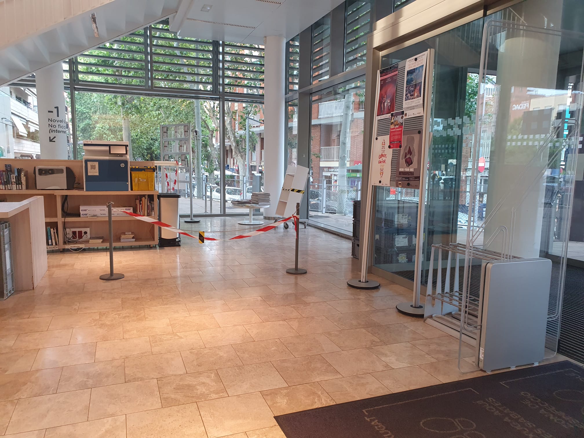 Aspecte de la biblioteca ahir, dia en què van iniciar-se les obres, amb el pas tancat a la planta inferior. FOTO: Judit Josa.