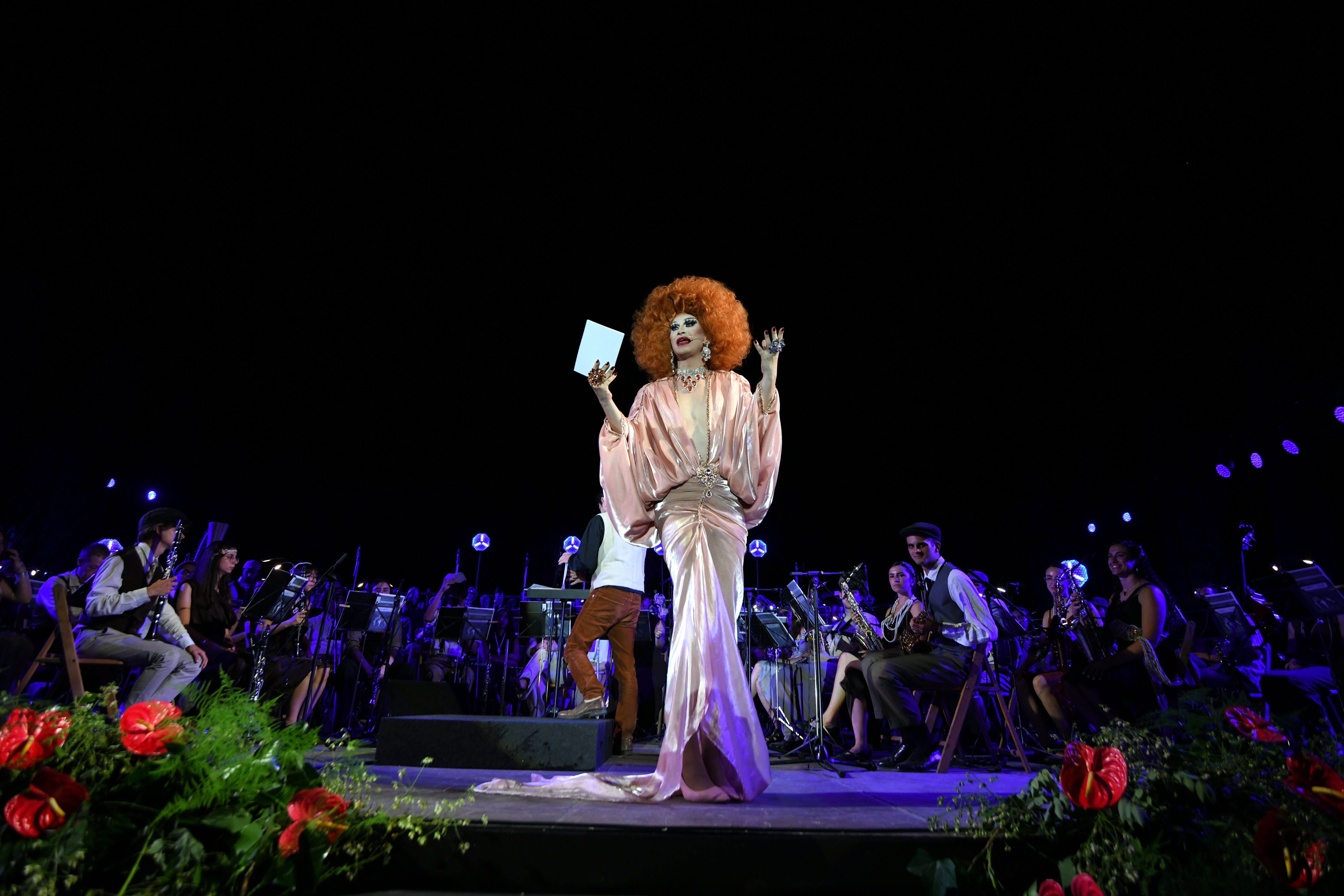 La presentadora Pitita Queen, nom artístic del cerdanyolenc Bernat Bordes, ha donat el to contemporani a una nit de cabaret, música i reivindicació al Castell. FOTO: Xavi Olivé