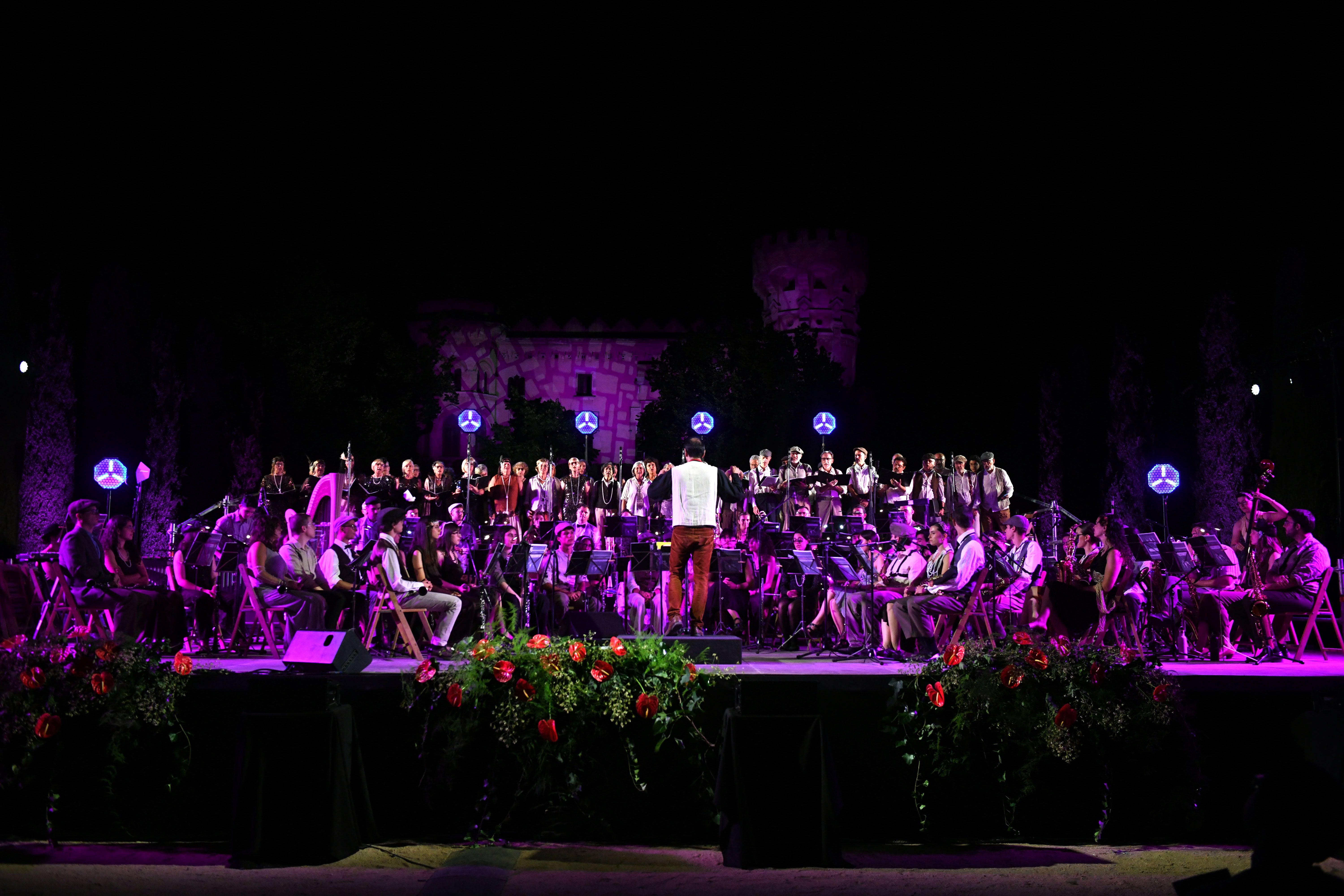 La coral, dirigida per Sergio Edo, ha compartit escenari amb la Banda de l’AMCV en una nit de cabaret i varietats al Castell. FOTO: Xavi Olivé