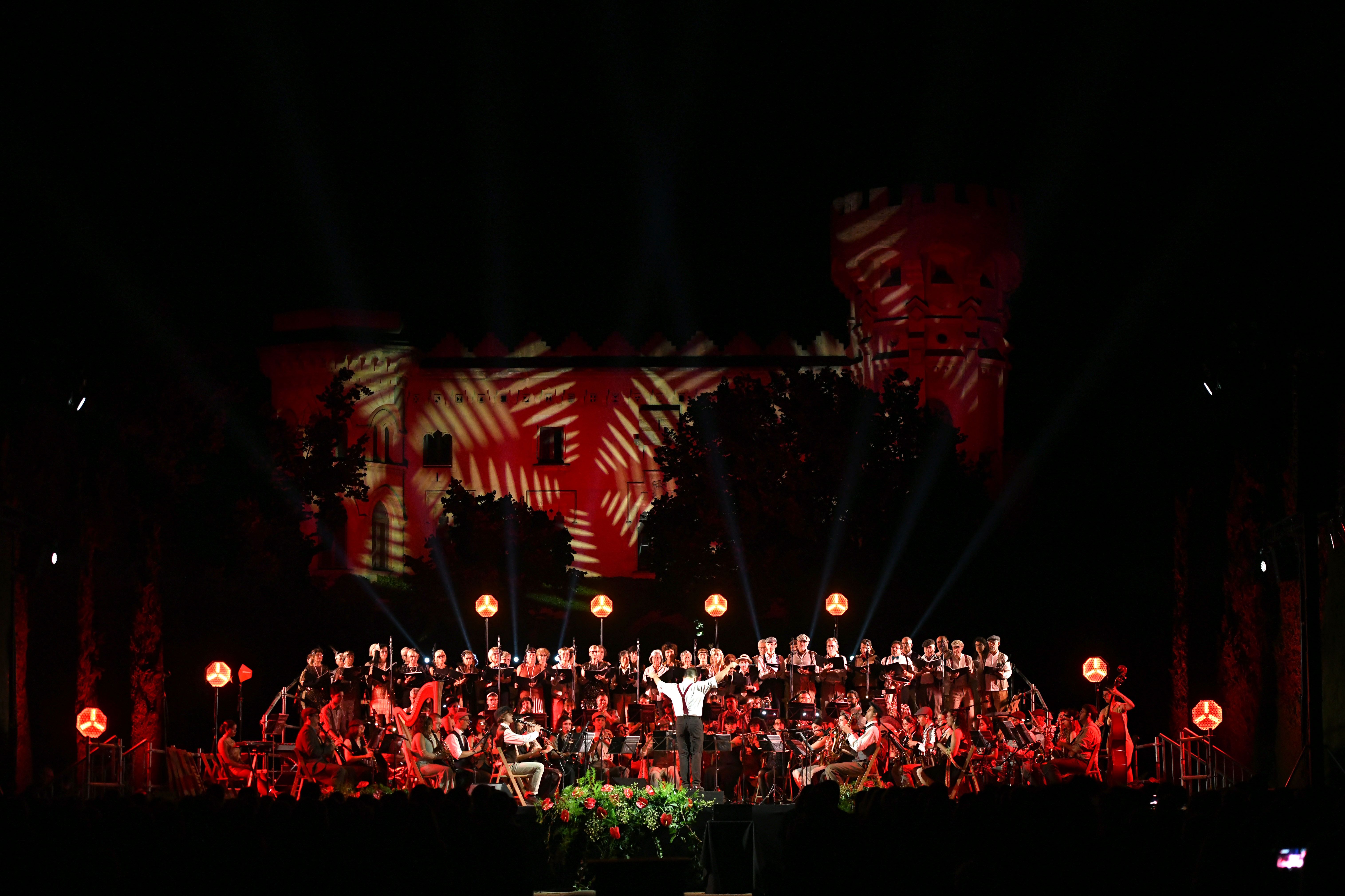 Raül Lacilla dirigeix la Banda de l’AMCV amb la façana del Castell de Sant Marçal il·luminada. FOTO: Xavi Olivé