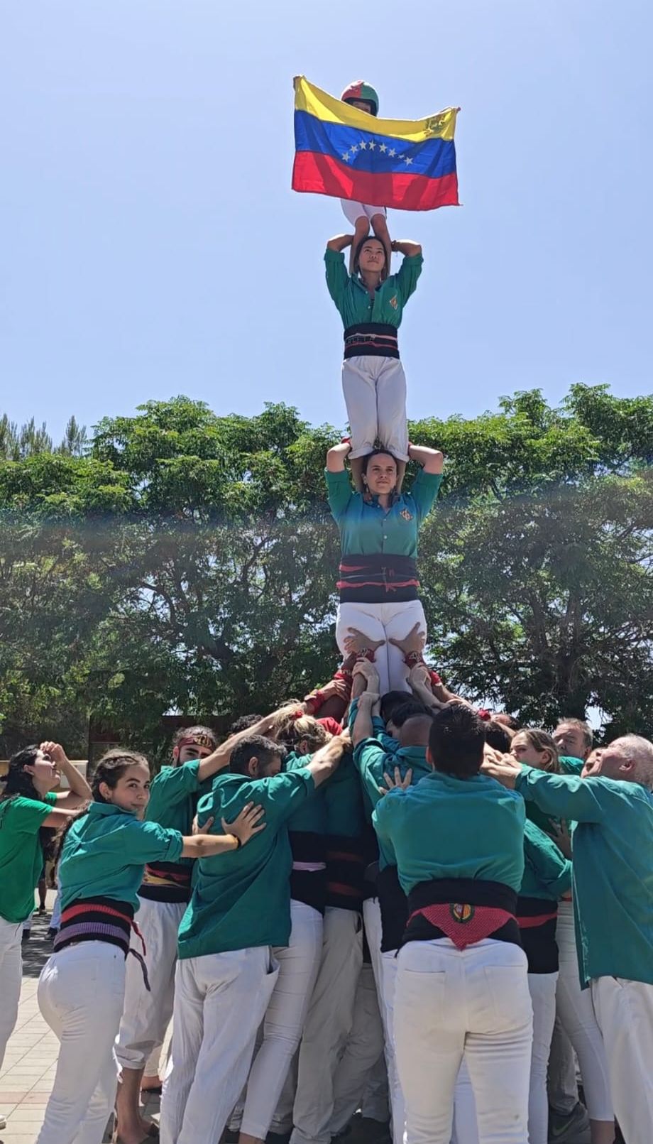 Els Castellers de Cerdanyola van aixecar un pilar amb la bandera de Veneçuela en solidaritat amb les persones afectades pels terratrèmols. FOTO: Castellers de Cerdanyola