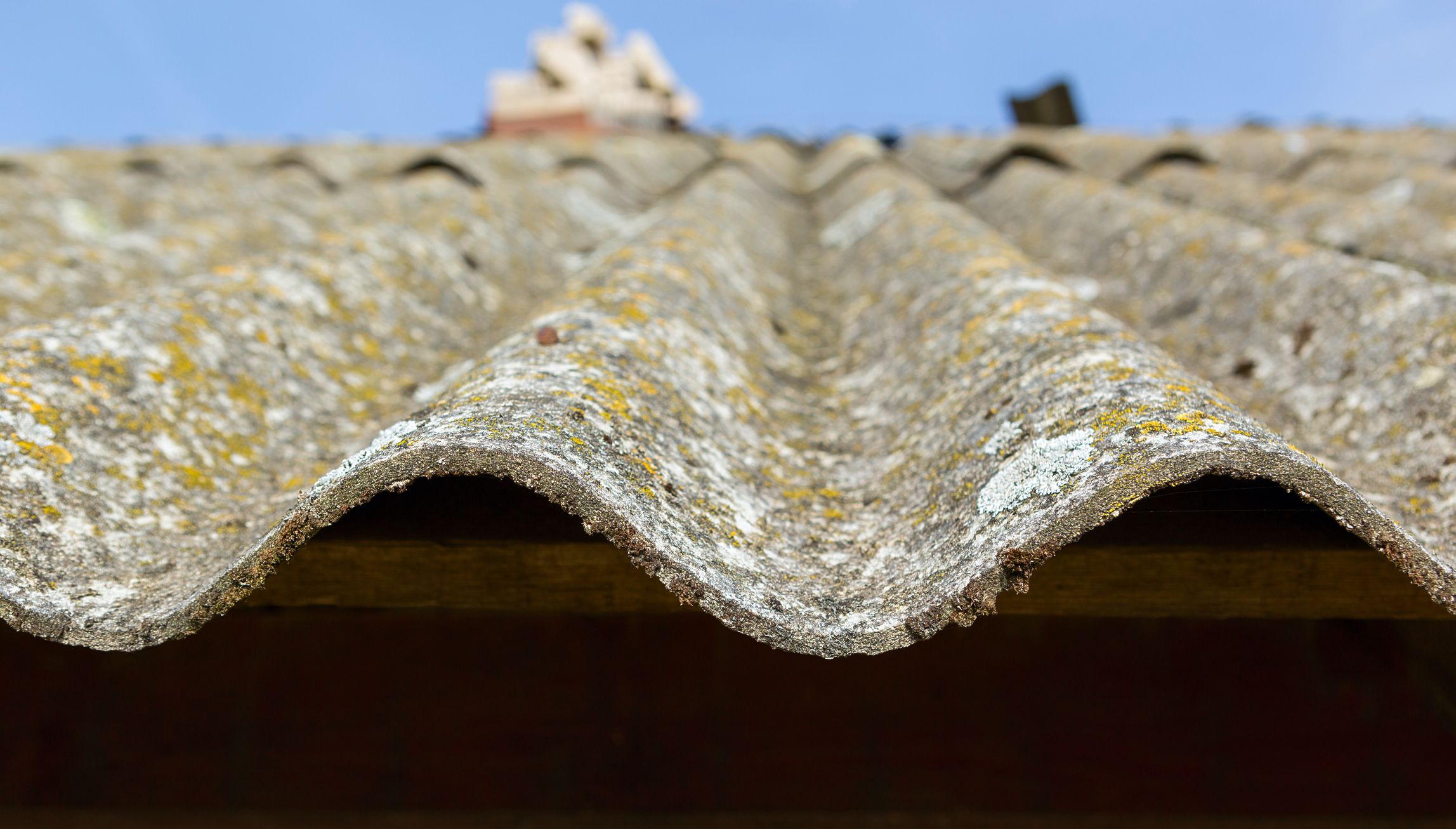 Coberta de fibrociment amb amiant, un material encara present en centres educatius i edificis de la ciutat. FOTO: iStock