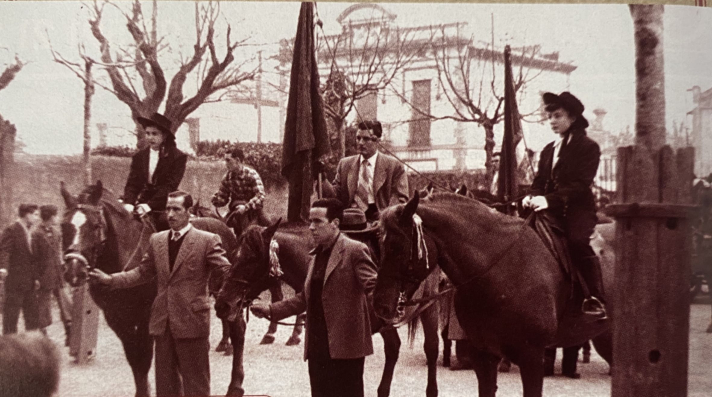 Tres Tombs de 1954, el primer any amb dues dones cordonistes. FOTO: Cedida per Rosa Diviu, Marcel·lí Vila i Rosa Vila. Publicada al TOT 934  (Gener de 2006)