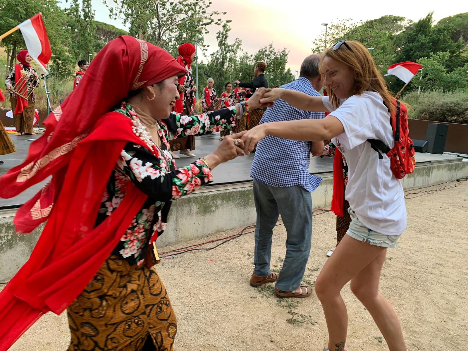 La Mostra de Dansa Popular arriba als barris, a la imatge, les dansaires d'Indonesia van ballar amb el públic a la plaça Goya. FOTO: Judit Josa