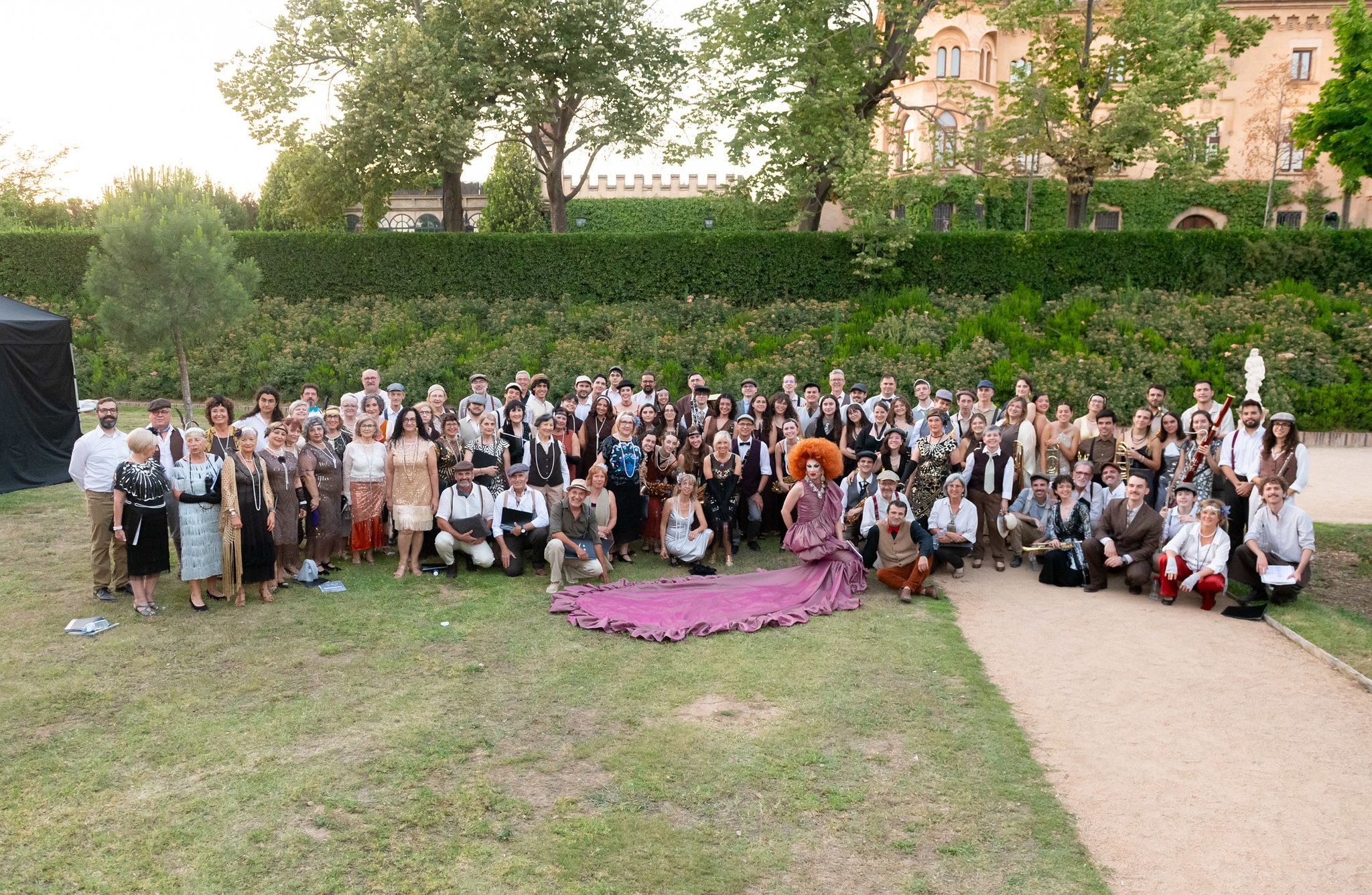 Participants de Varietats al Castell, l’espectacle de l’Agrupació Musical de Cerdanyola del Vallès als jardins del Castell de Sant Marçal. FOTO: Xavi Olivé