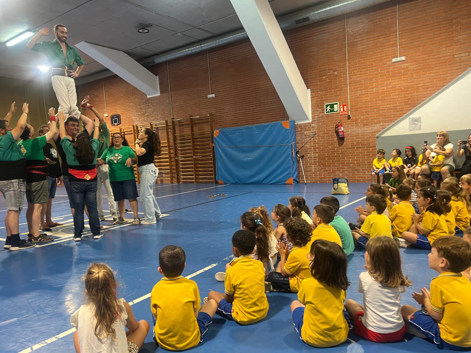 Taller casteller dels Martinets en un casal d’estiu, amb una proposta pensada per descobrir la cultura popular de primera mà. FOTO: Castellers de Cerdanyola