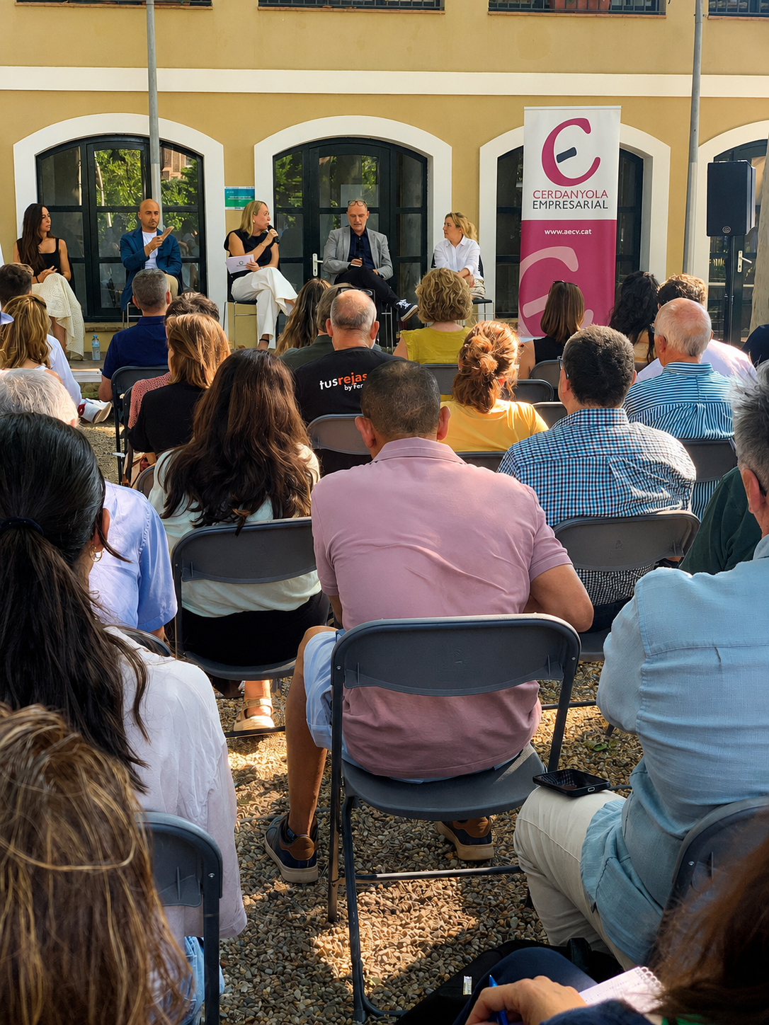 La taula rodona del 13è Esmorzar Empresarial de Can Serra ha reunit empreses, professionals i representants institucionals als jardins de la Masia Can Serraperera. FOTO: Judit Josa
