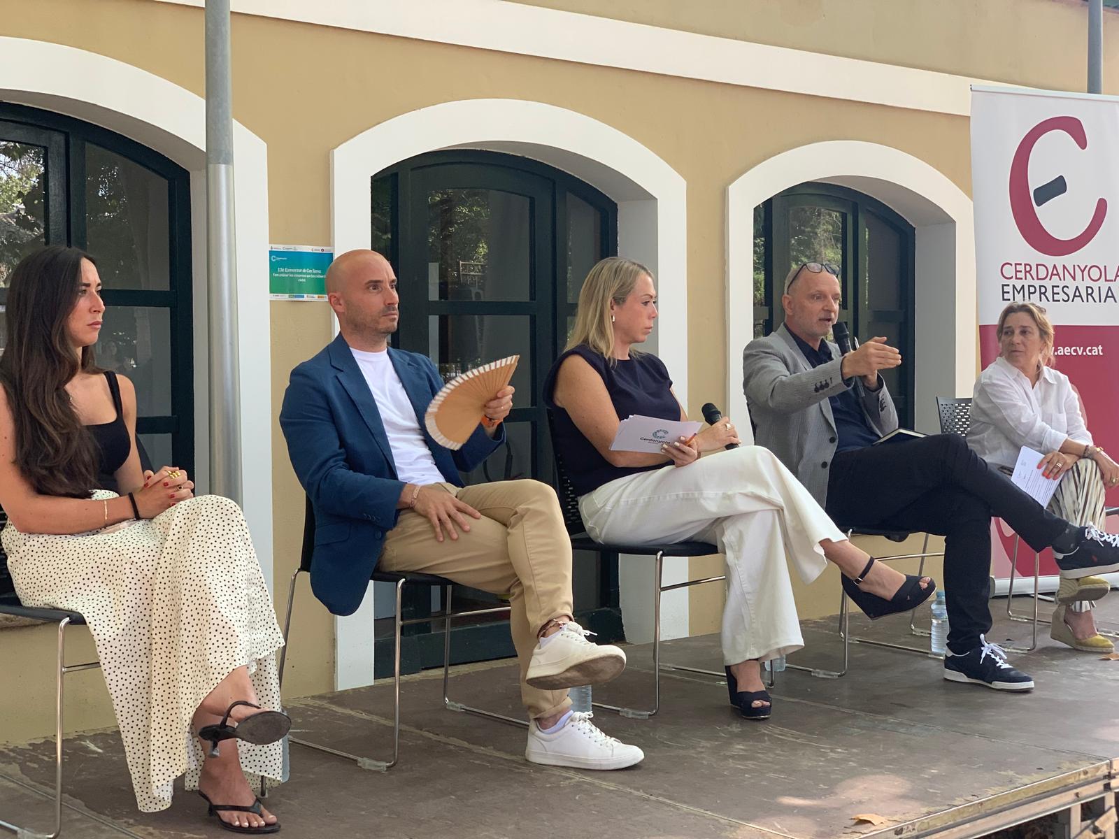 D'esquerra a dreta, Marta Hernández, de Sorellas The Brand; Adrià Serrahima, president de Cerdanyola Empresarial i de Catalònia Fundació Creactiva; la regidora Cristina Padilla, el professor Carlos Martínez i l'empresària Aurora Redondo, de FR SL. FOTO: Judit Josa