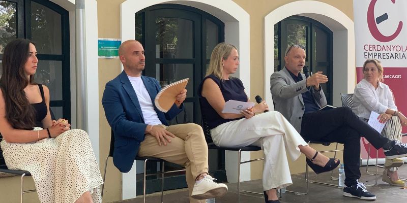 D'esquerra a dreta, Marta Hernández, de Sorellas The Brand; Adrià Serrahima, president de Cerdanyola Empresarial i de Catalònia Fundació Creactiva; la regidora Cristina Padilla, el professor Carlos Martínez i l'empresària Aurora Redondo, de FR SL. FOTO: Judit Josa