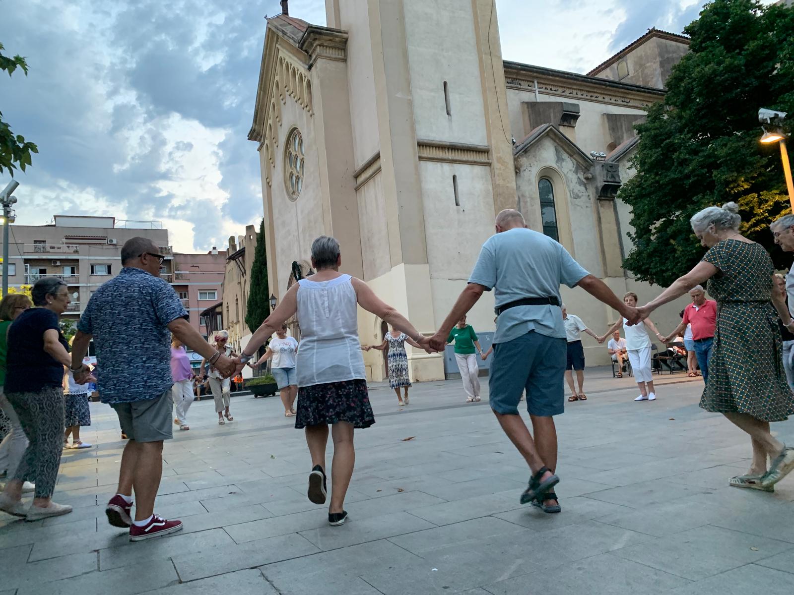 Una cinquantena de balladors participen en el primer vespreig sardanista de l’Agrupació Cultural Sardanista, a la plaça de l’Abat Oliba. FOTO: Judit Josa