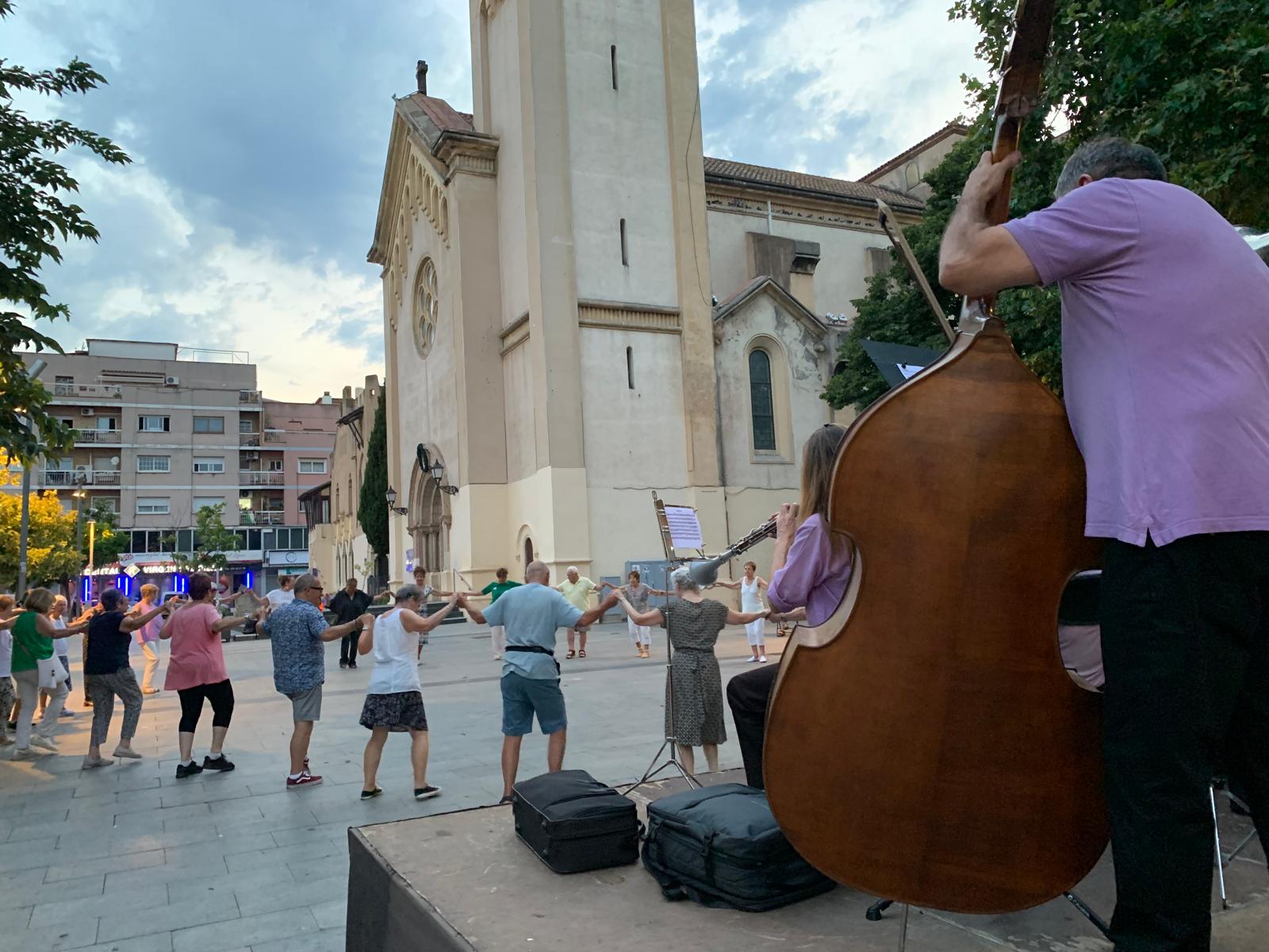 Ballada d'estiu de l'Agrupació Sardanista amb la Cobla del Baix Llobregat, el 10 de juliol. FOTO: Judit Josa
