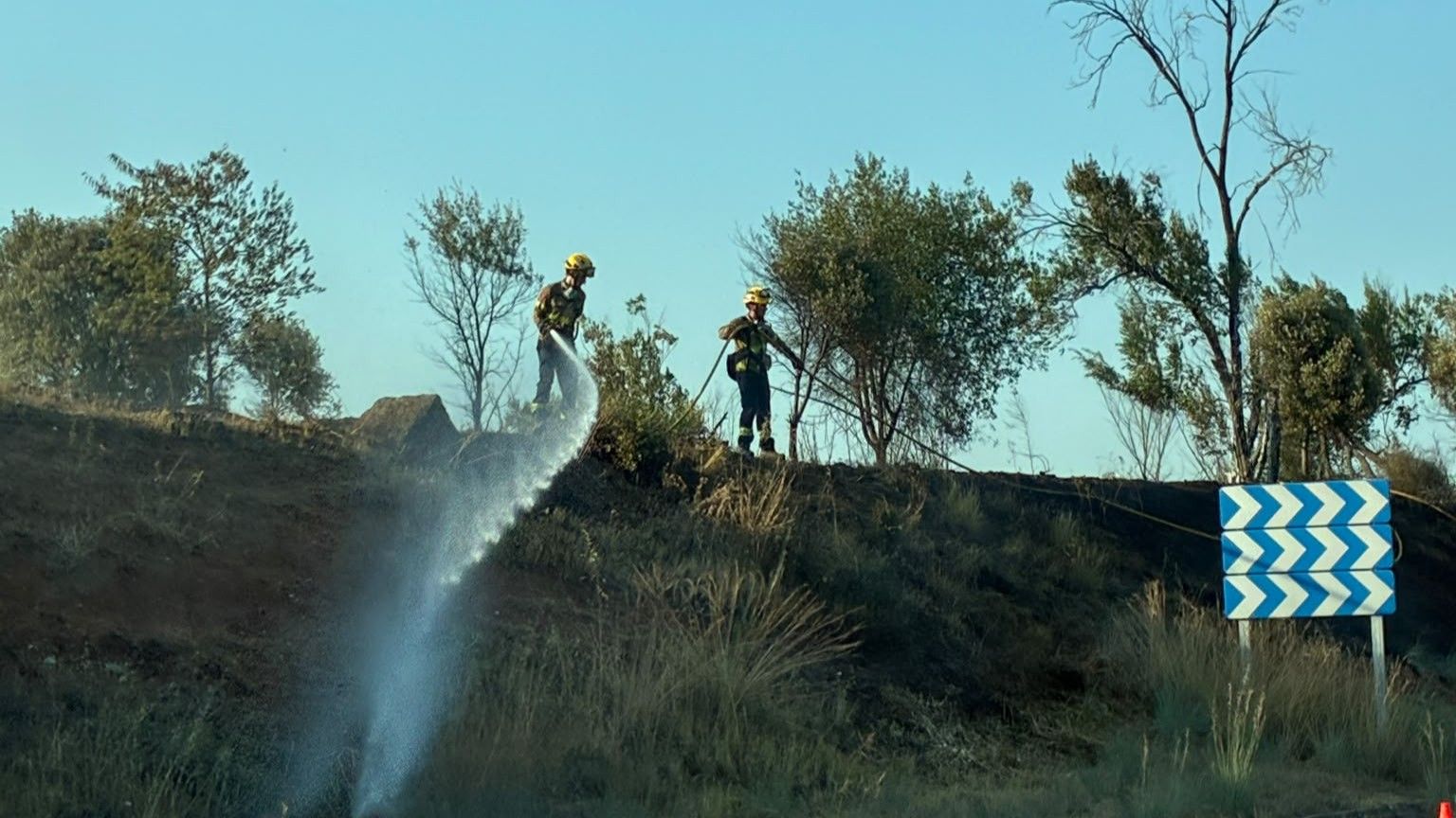 Bombers treballant en l’extinció d’un incendi de vegetació al costat de la C-58. FOTO: Laia Jubany