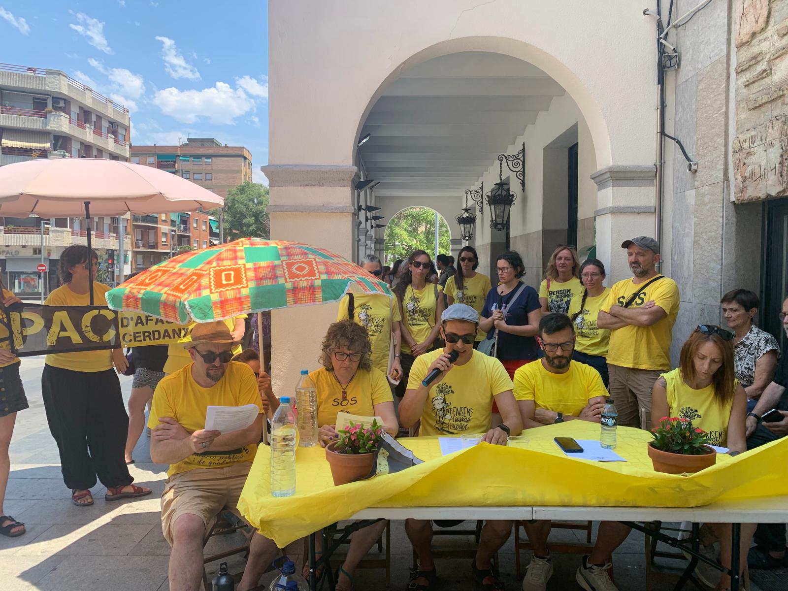 La PAC ha llegit el manifest davant de l'Ajuntament de Cerdanyola. FOTO: Judit Josa