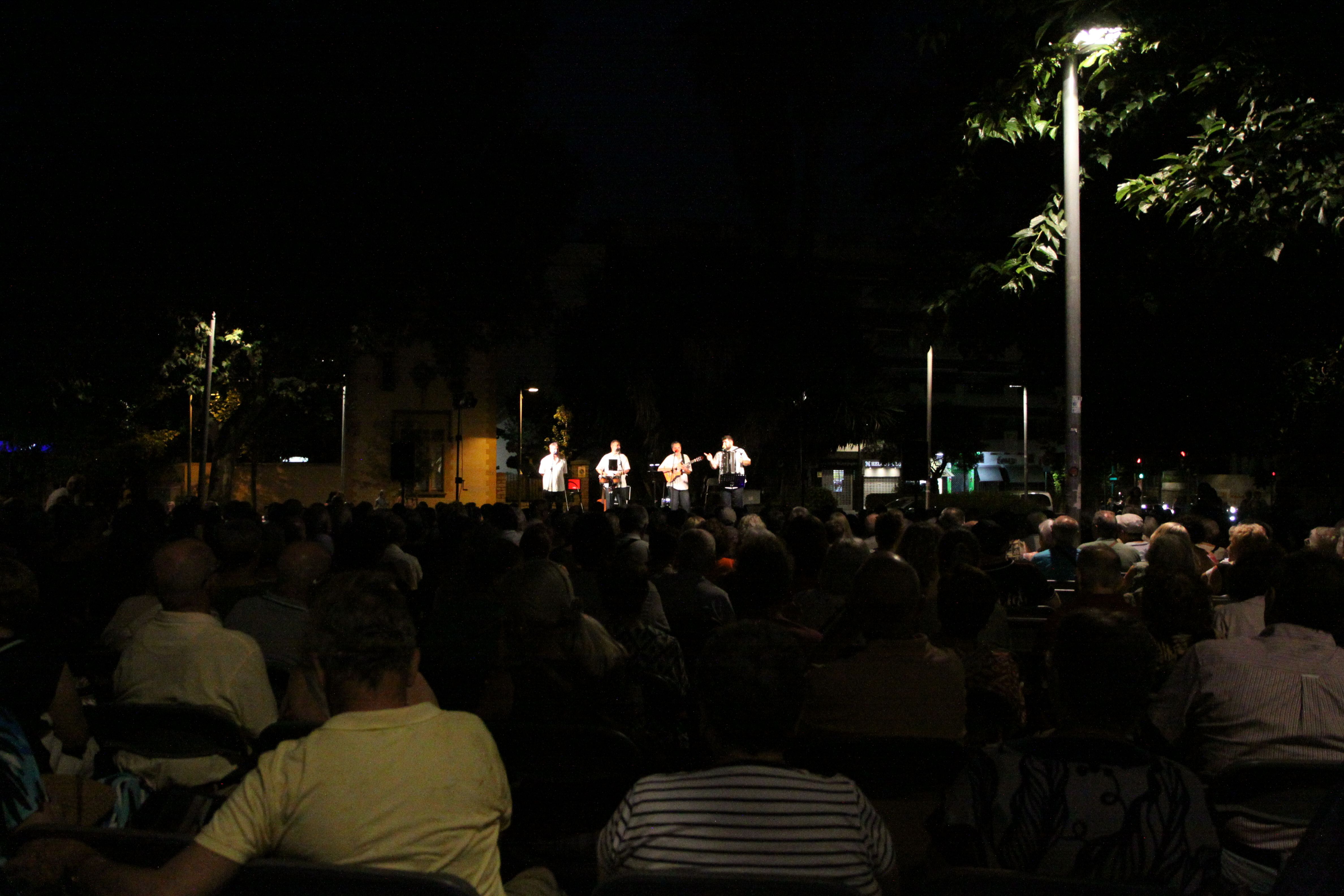 Centenars de persones omplen la plaça de l'Abat Oliba en la Nit d'Havaneres. Foto: Laia Jubany