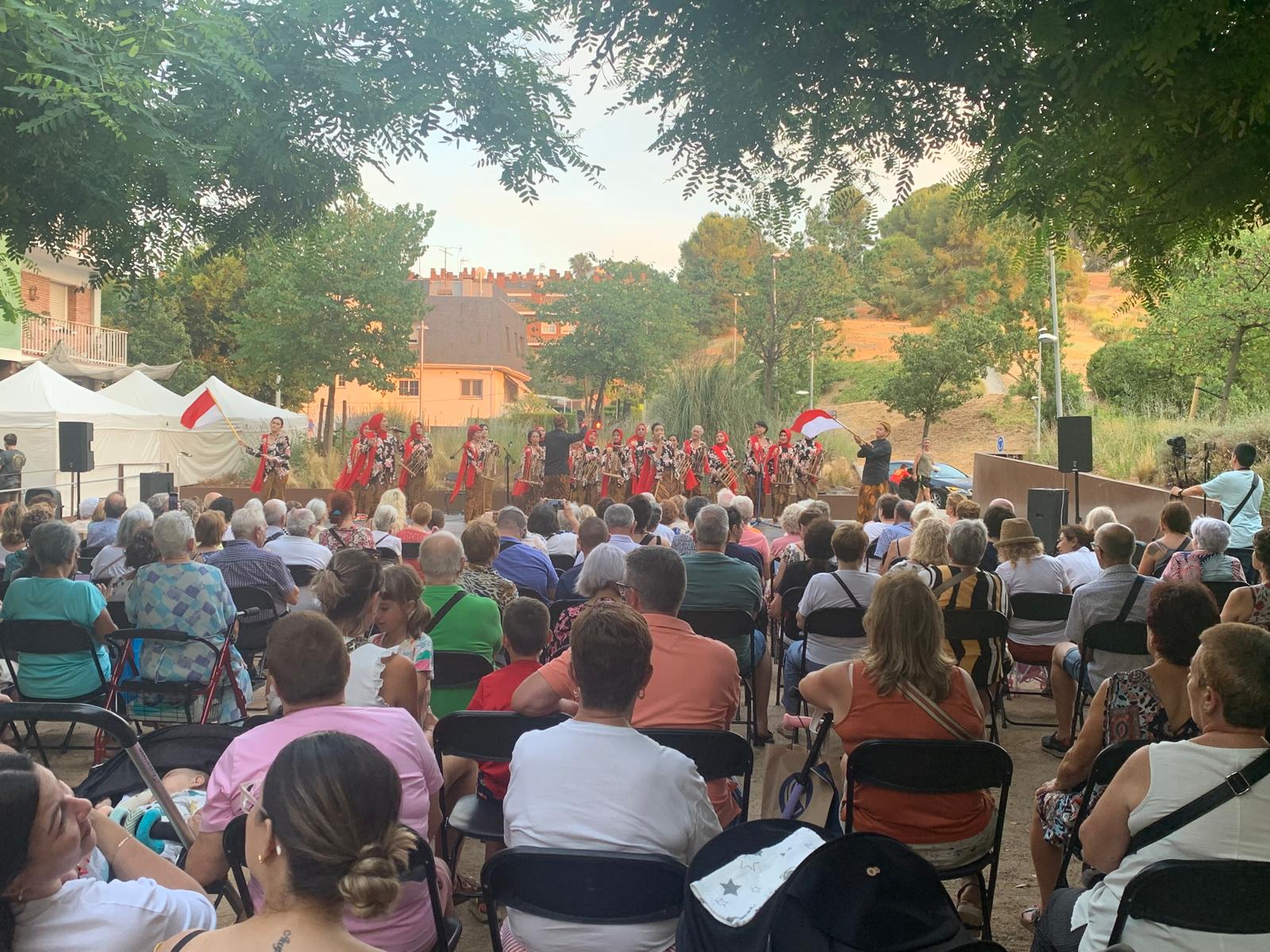 Pesona Cahaya Manikam actua davant del públic de la plaça Goya durant la 43a Mostra Internacional de Dansa als barris. FOTOS: Judit Josa