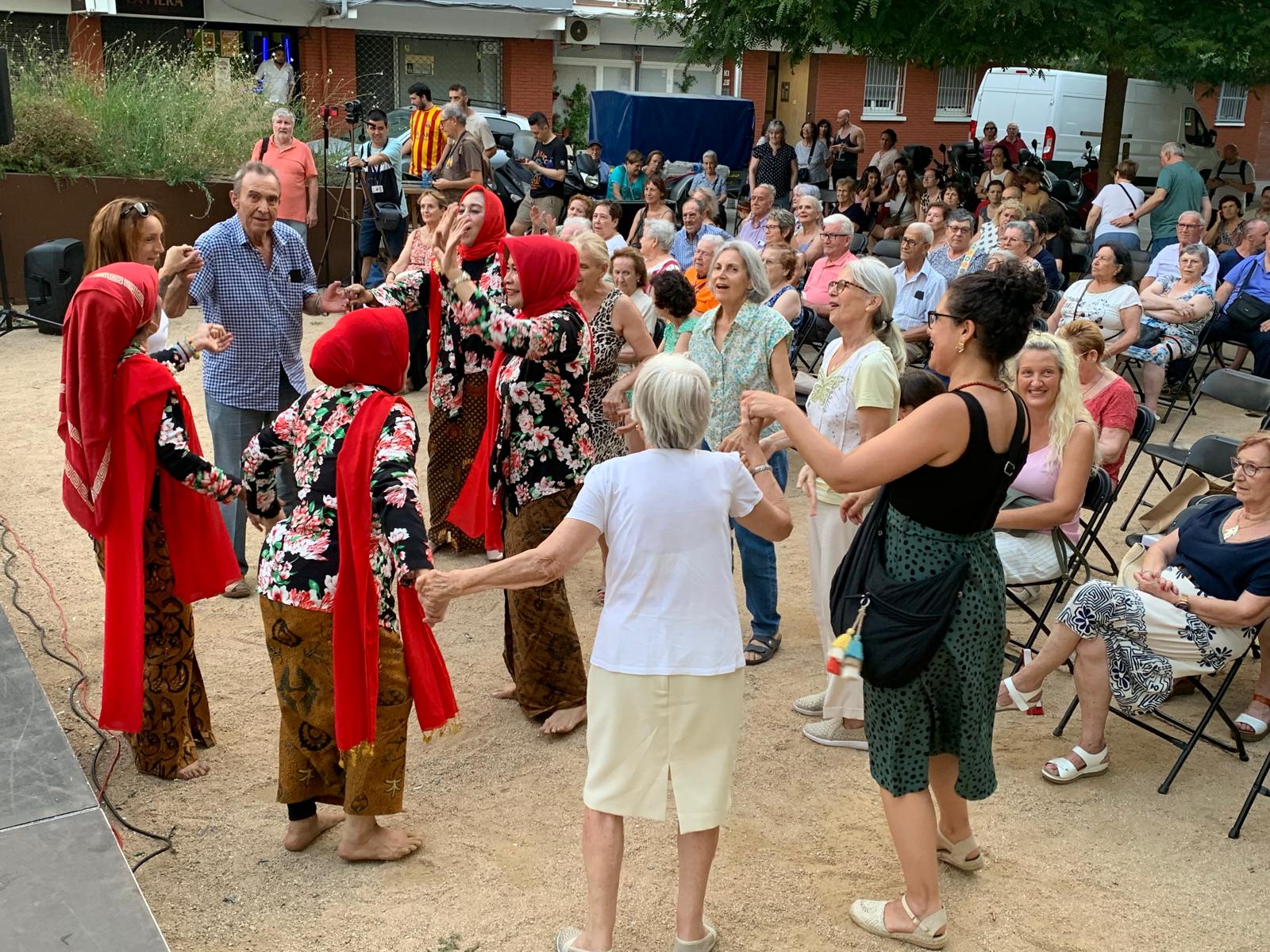 El públic de la plaça i les dansaires indonèsies es mouen junts al ritme de Para bailar la Bamba, dilluns, a la Mostra de Dansa Popular. FOTO: Judit Josa