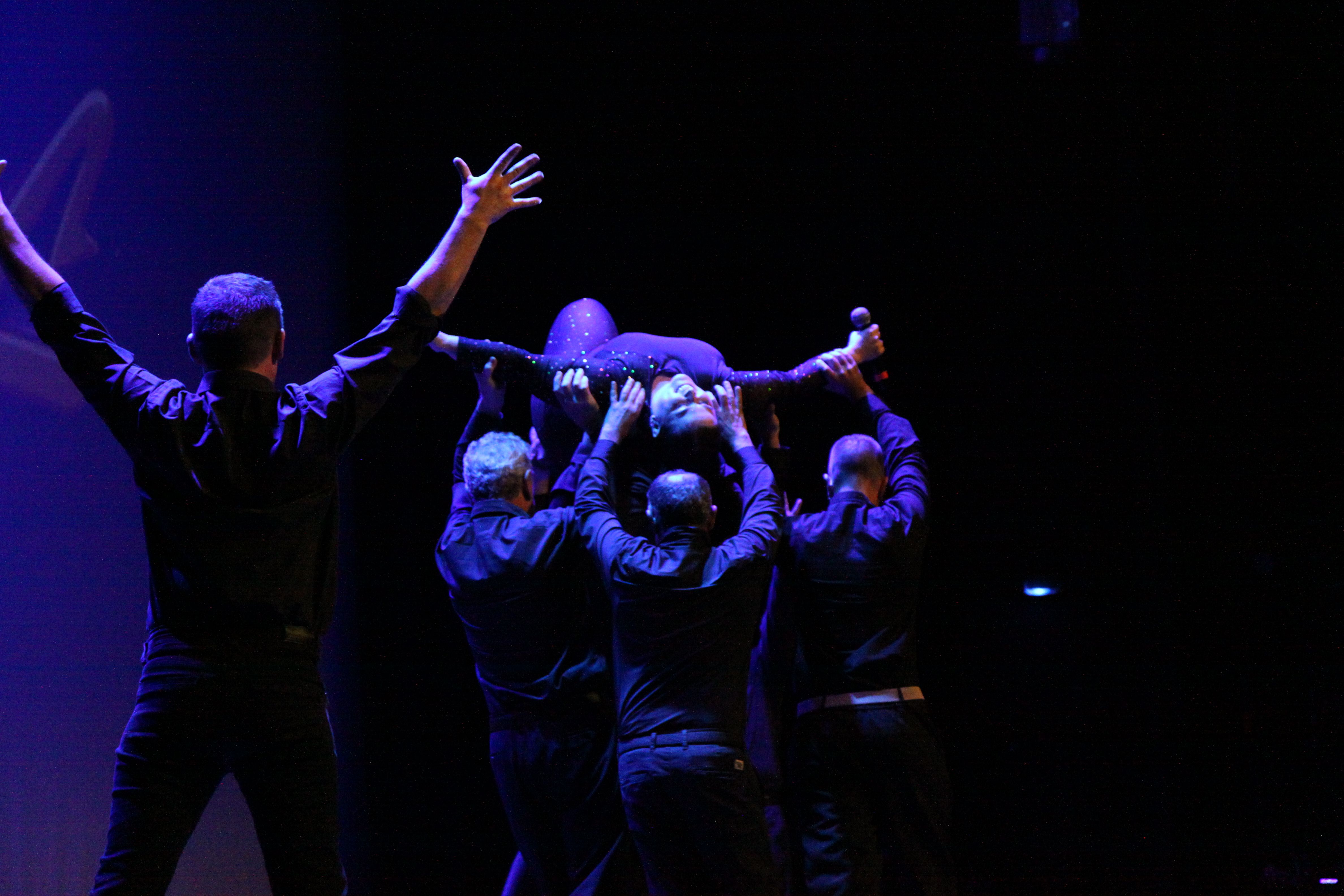 L'actuació de 'It's Raining Men' ha sorprés el públic, que ha aplaudit la facilitat dels homes per girar per l'escenari. Foto: Laia Jubany