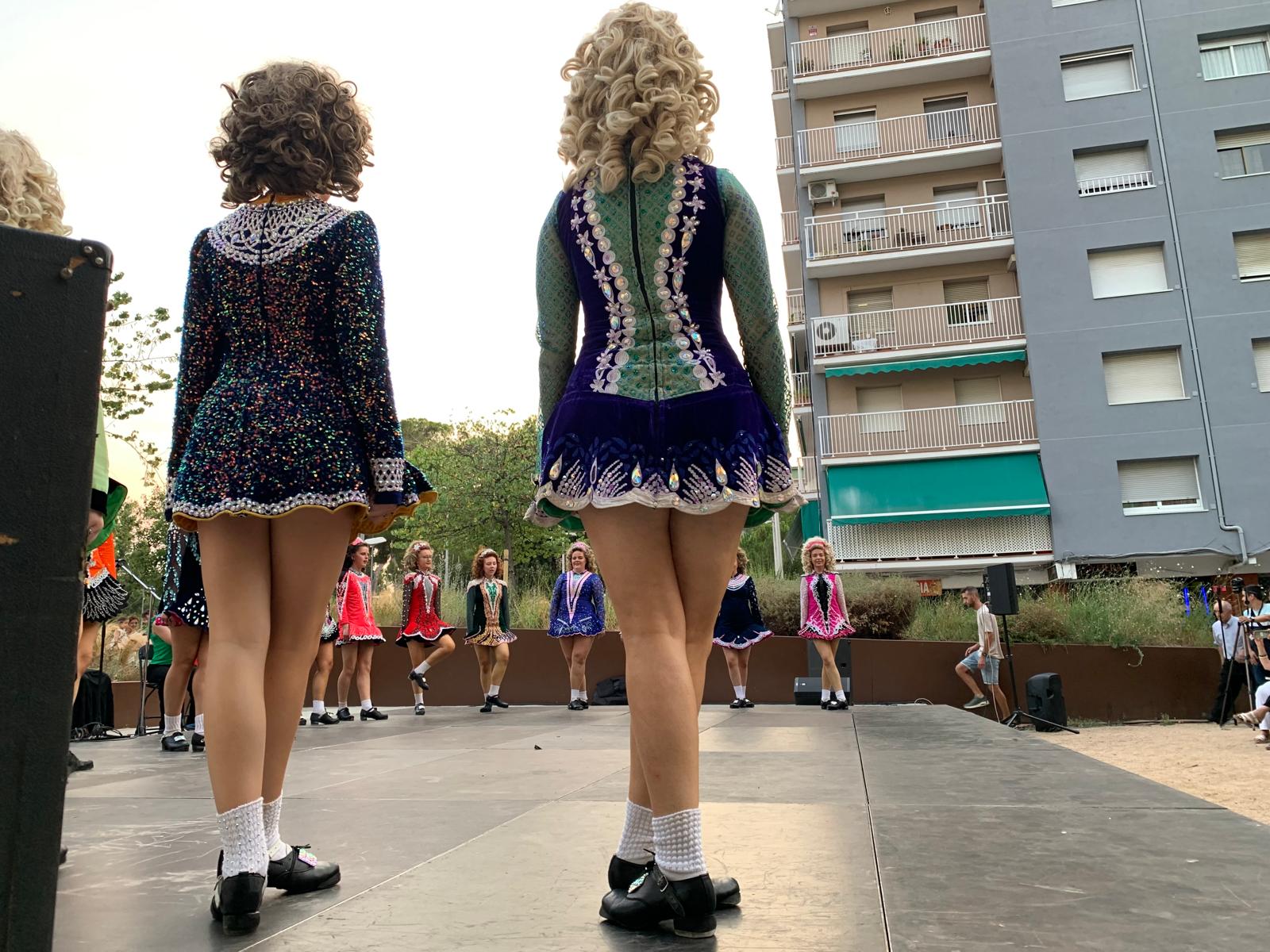  Ballarines de Brú na Bóinne a la plaça Goya, de Les Fontetes, durant la 43a Mostra Internacional de Dansa als barris. FOTOS: Judit Josa