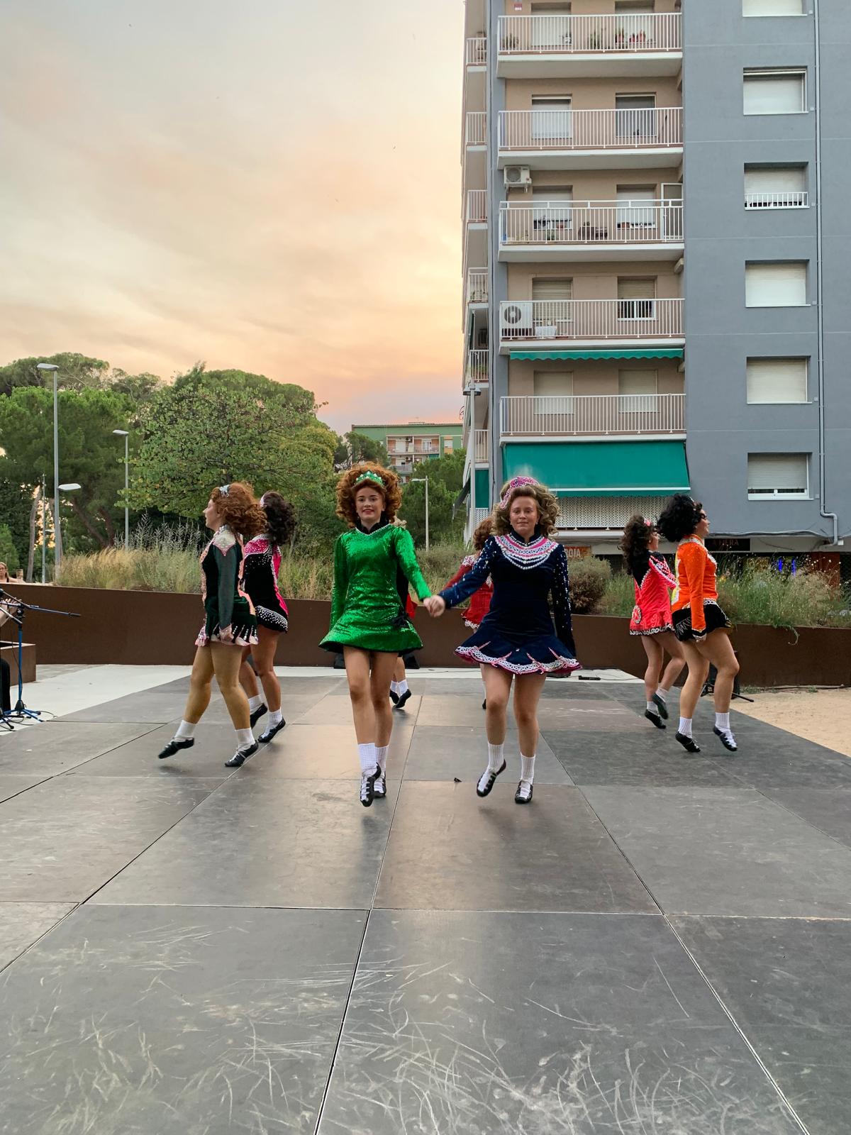 Dues ballarines de Brú na Bóinne salten alhora en una de les coreografies de la 43a edició als barris. FOTOS: Judit Josa