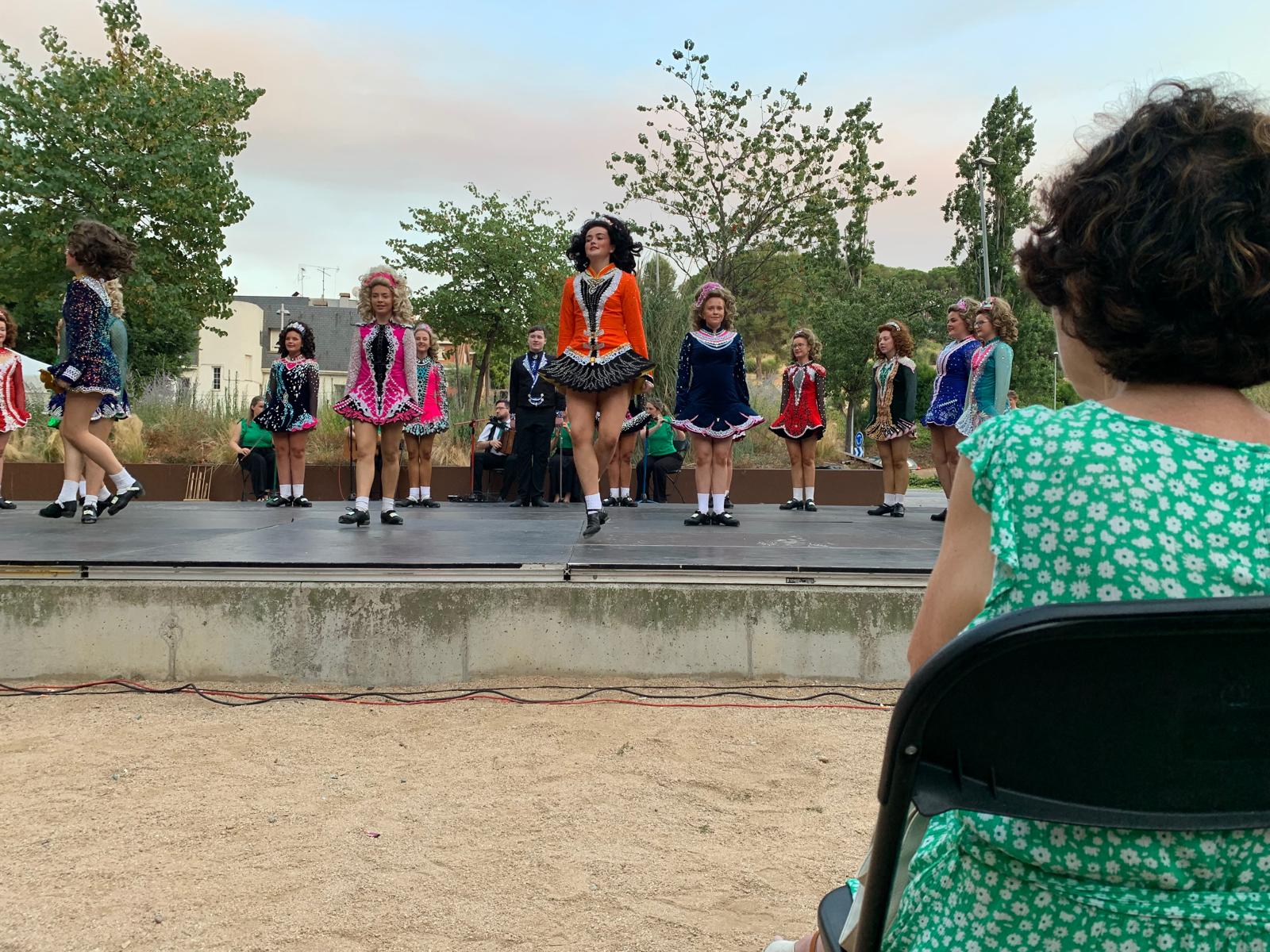  Actuació coral de dansa irlandesa de Brú na Bóinne a la plaça Goya . FOTOS: Judit Josa