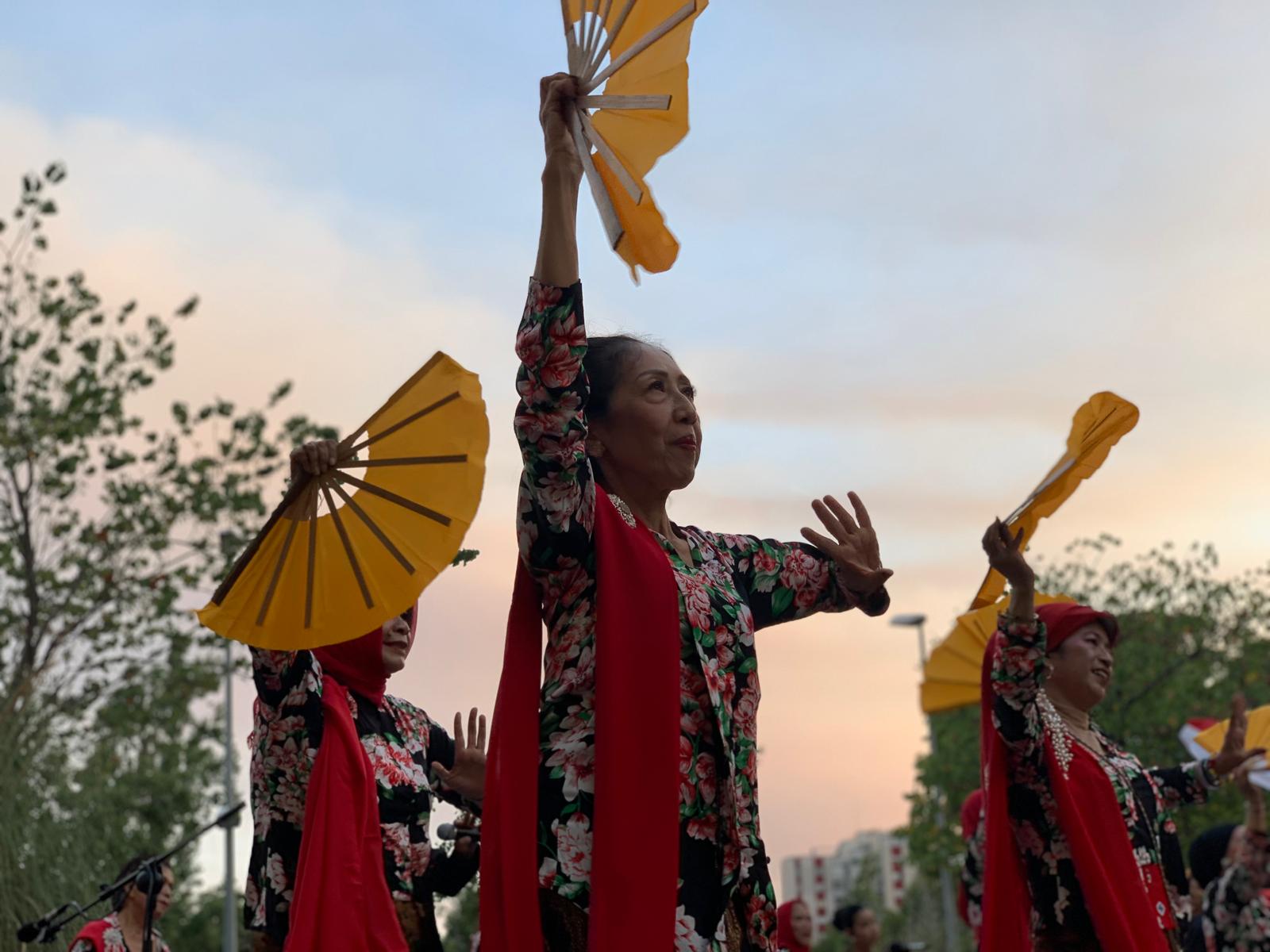 Una dansaire de Pesona Cahaya Manikam alça els ventalls grocs durant la 43a Mostra Internacional de Dansa als barris. FOTOS: Judit Josa