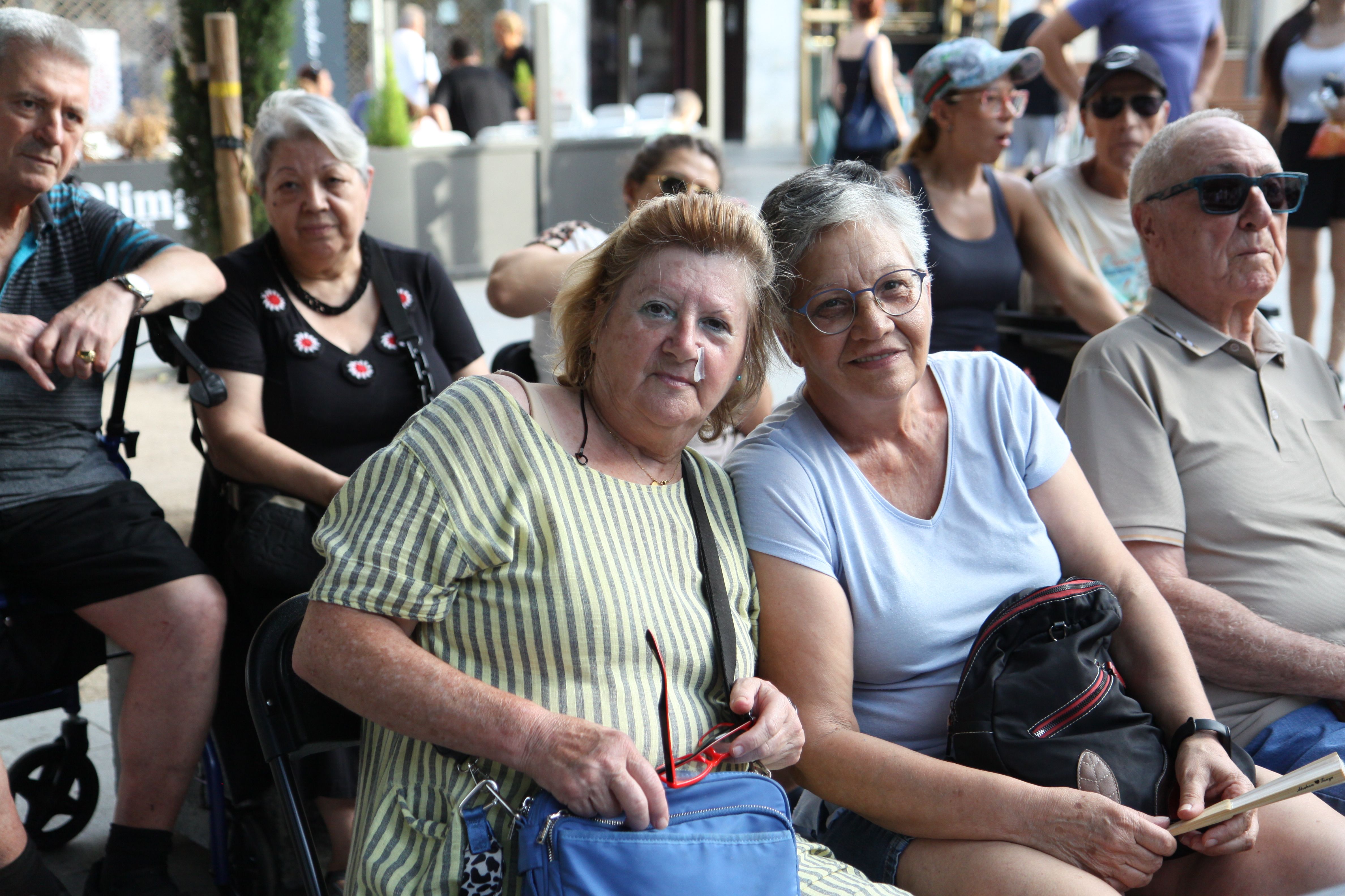 Espectadores de les danses a la plaça. Foto: Laia Jubany