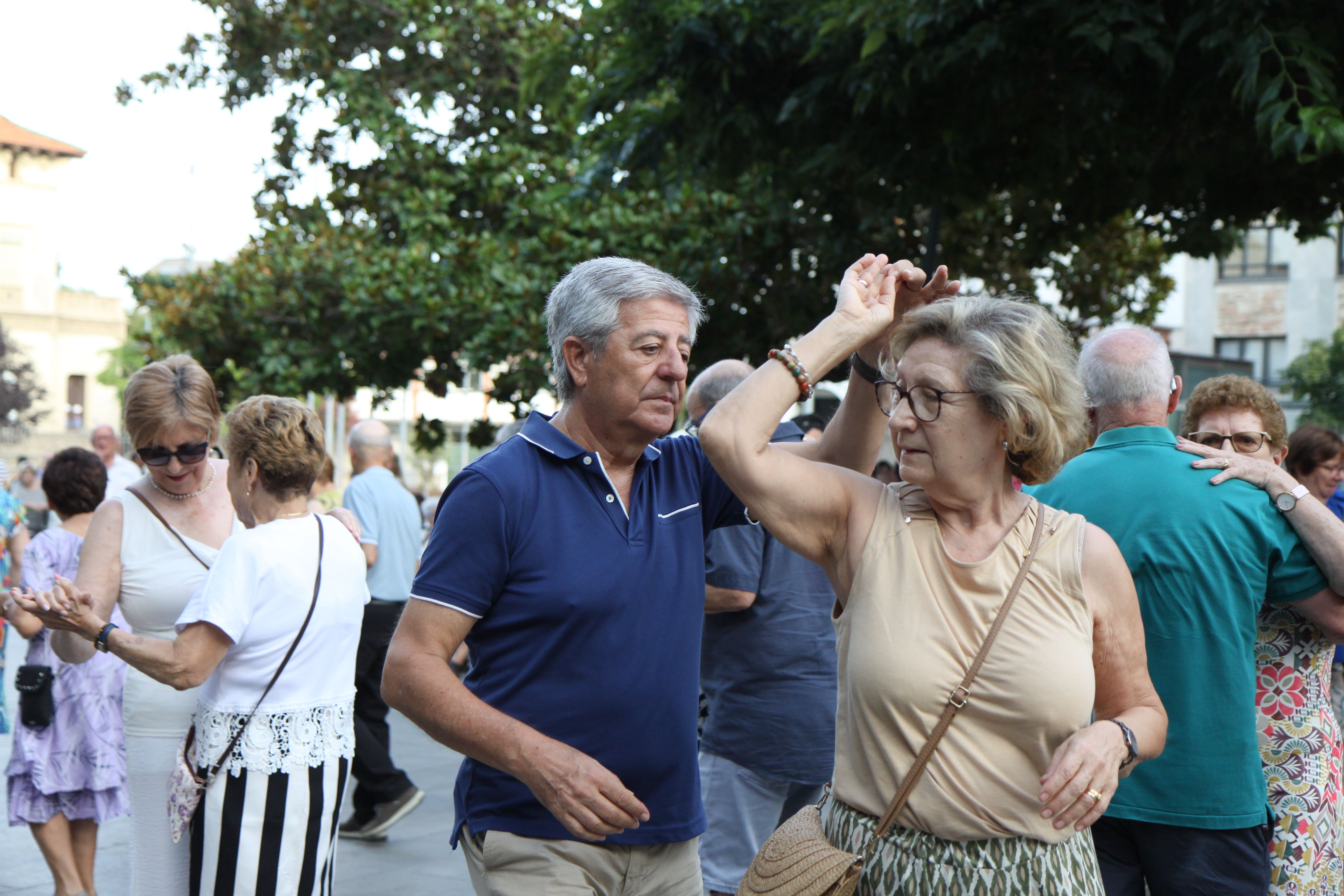Les parelles omplen la plaça de l'Abat Oliba. 