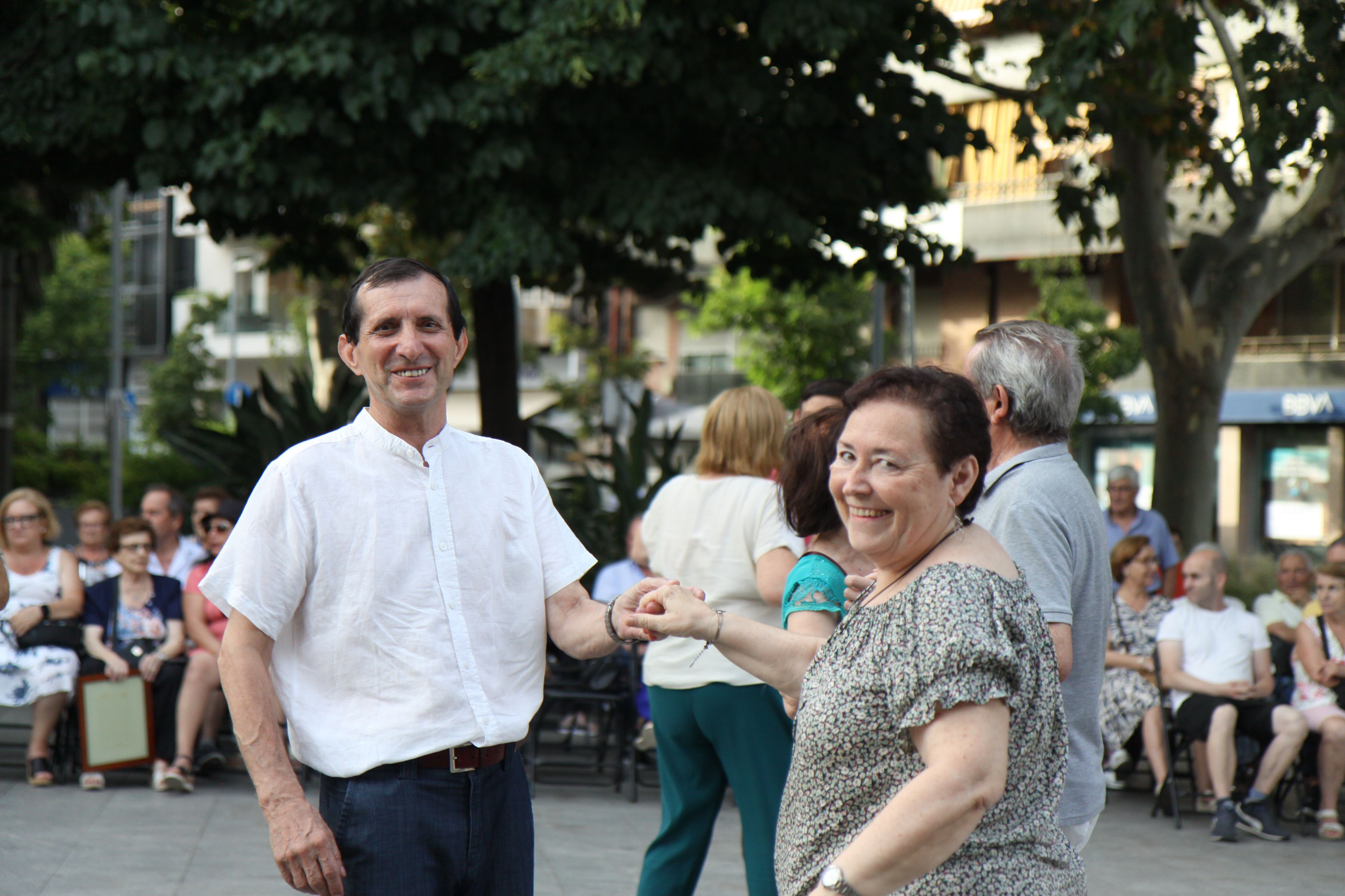 Somriures durant el ball a la plaça. Foto: Laia Jubany