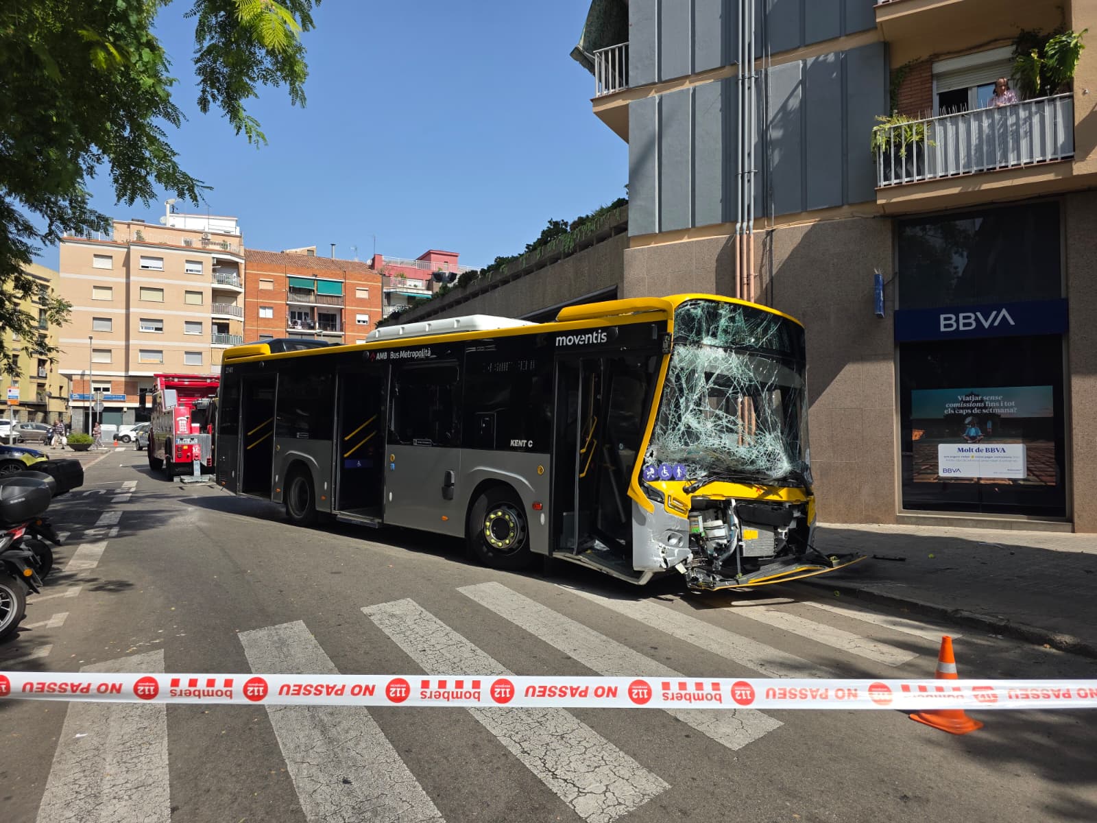 L'autobús encara es troba al carrer Pineda. Foto: Marc Mata
