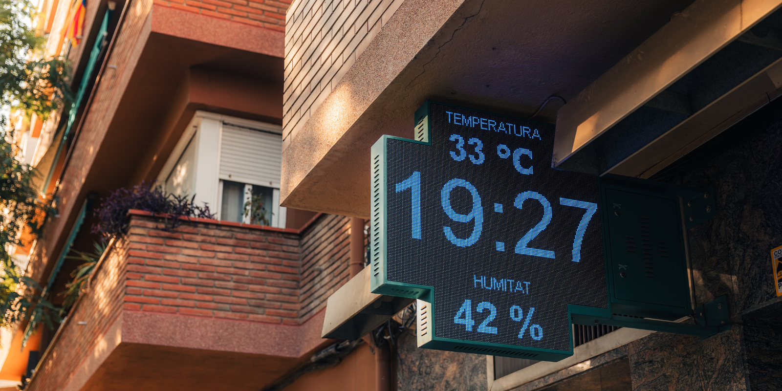Un termòmetre a una farmàcia cerdanyolenca arriba als 33°. Foto: Arnau Padilla