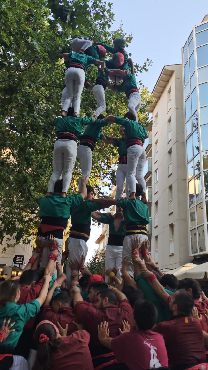 Els Martinets alcen el 5d6 durant l’actuació amb els Xiquets de Cambrils. FOTO: Castellers de Cerdanyola