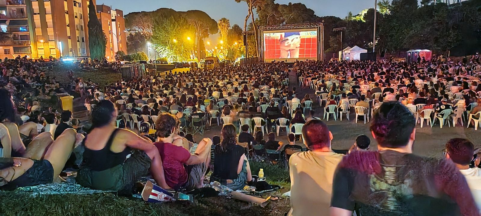 Més de 2.000 persones han omplert el Parc del Turonet en la primera nit del Fantosfreak, entre les cadires instal·lades, les cadires pròpies i els grups asseguts a la gespa. FOTO: Frankie