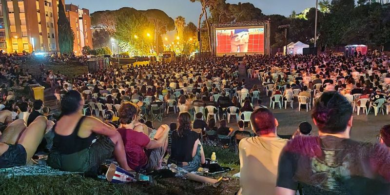 Més de 2.000 persones han omplert el Parc del Turonet en la primera nit del Fantosfreak, entre les cadires instal·lades, les cadires pròpies i els grups asseguts a la gespa. FOTO: Frankie
