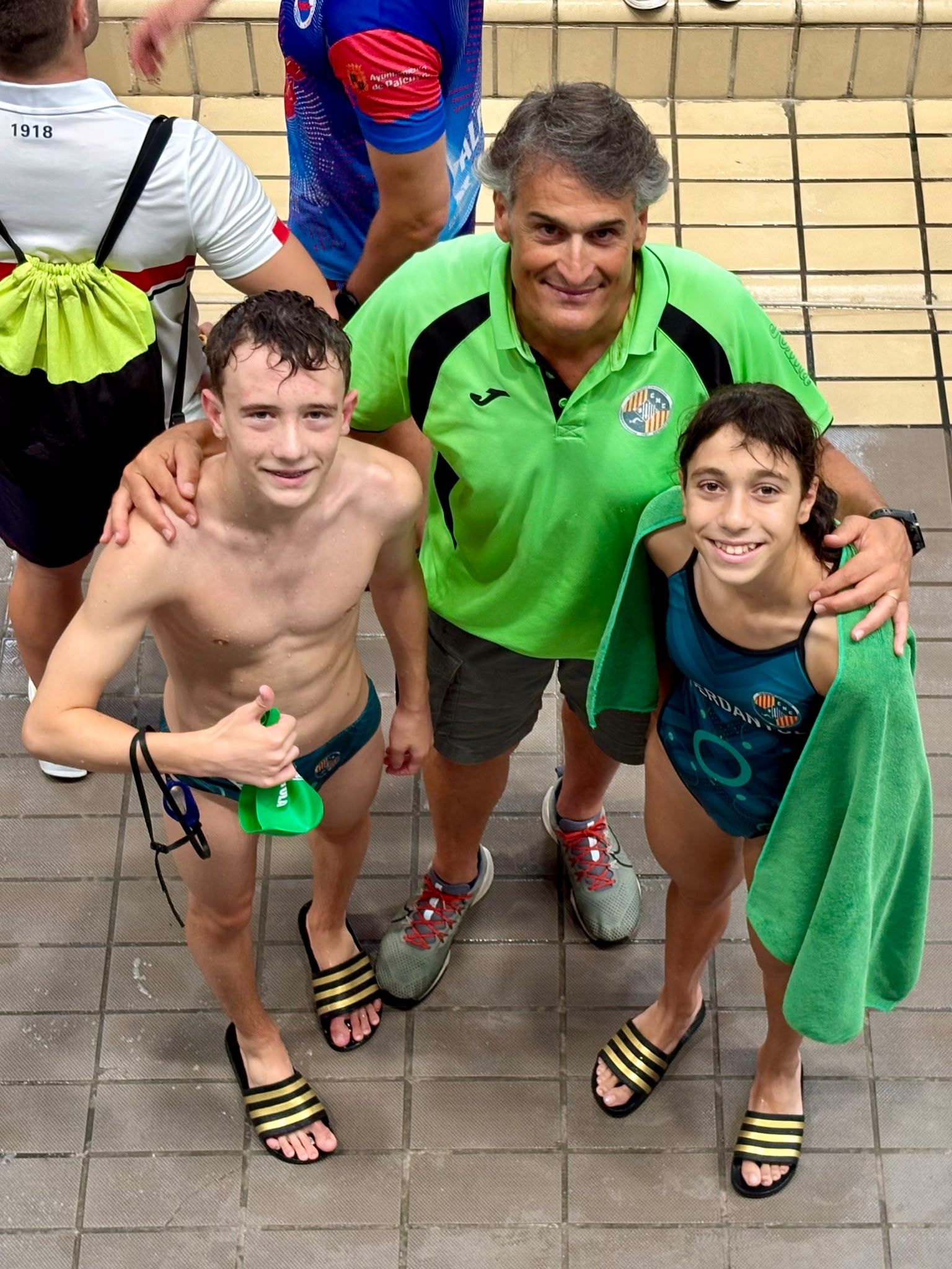 Lucas Sanromà, Lídia Katib i el seu entrenador, després de competir a l’Estatal aleví. FOTO: CN Cerdanyola
