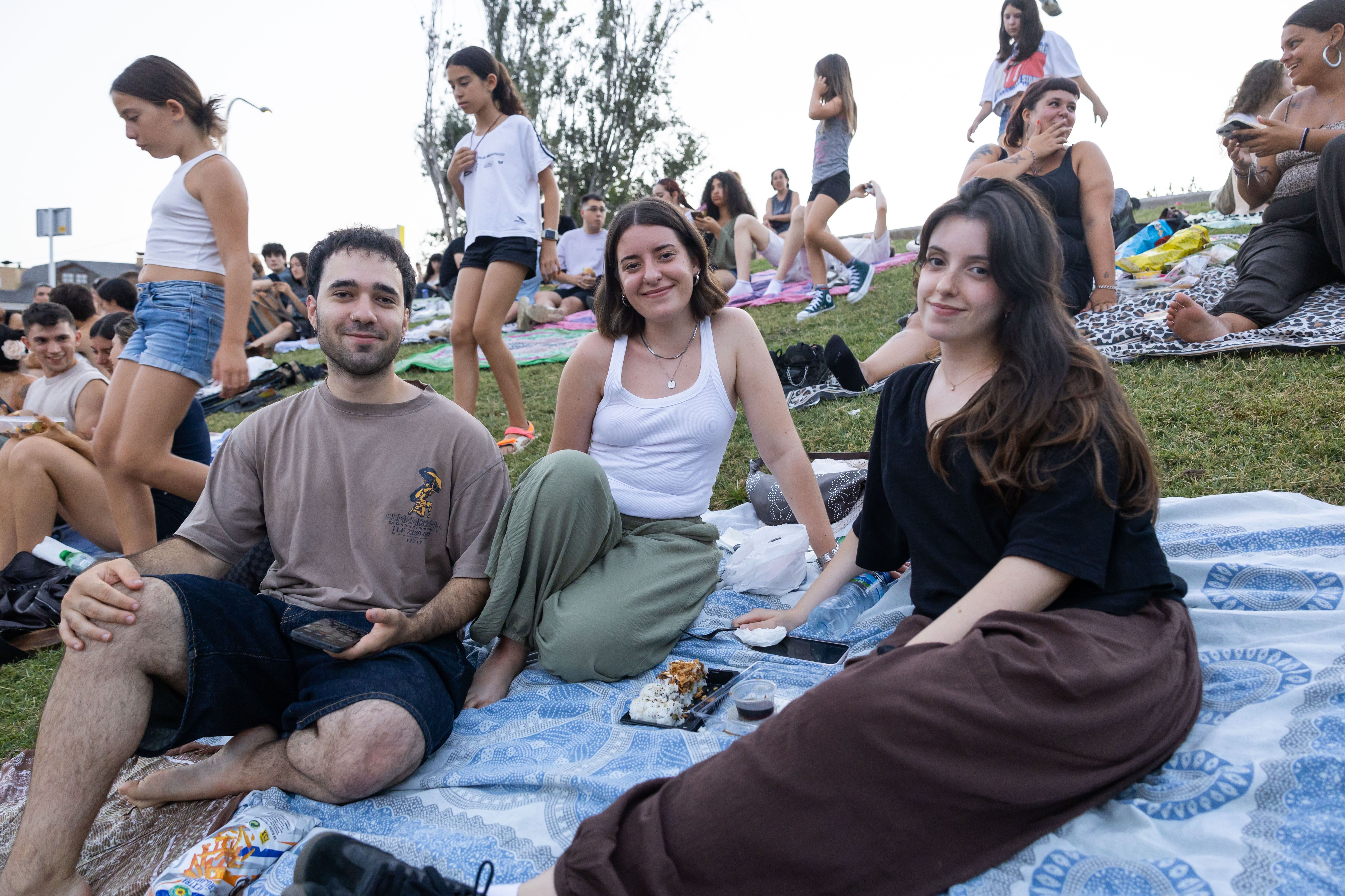 Un grup d'amics gaudint del festival. Foto: Arnau Padilla