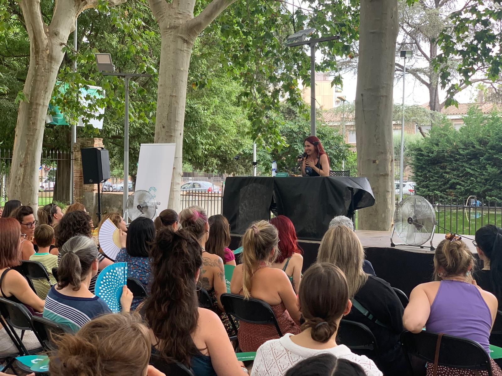 Més d’un centenar de persones han omplert els jardins de Can Serraperera en la xerrada de Júlia Salander. FOTO: Judit Josa