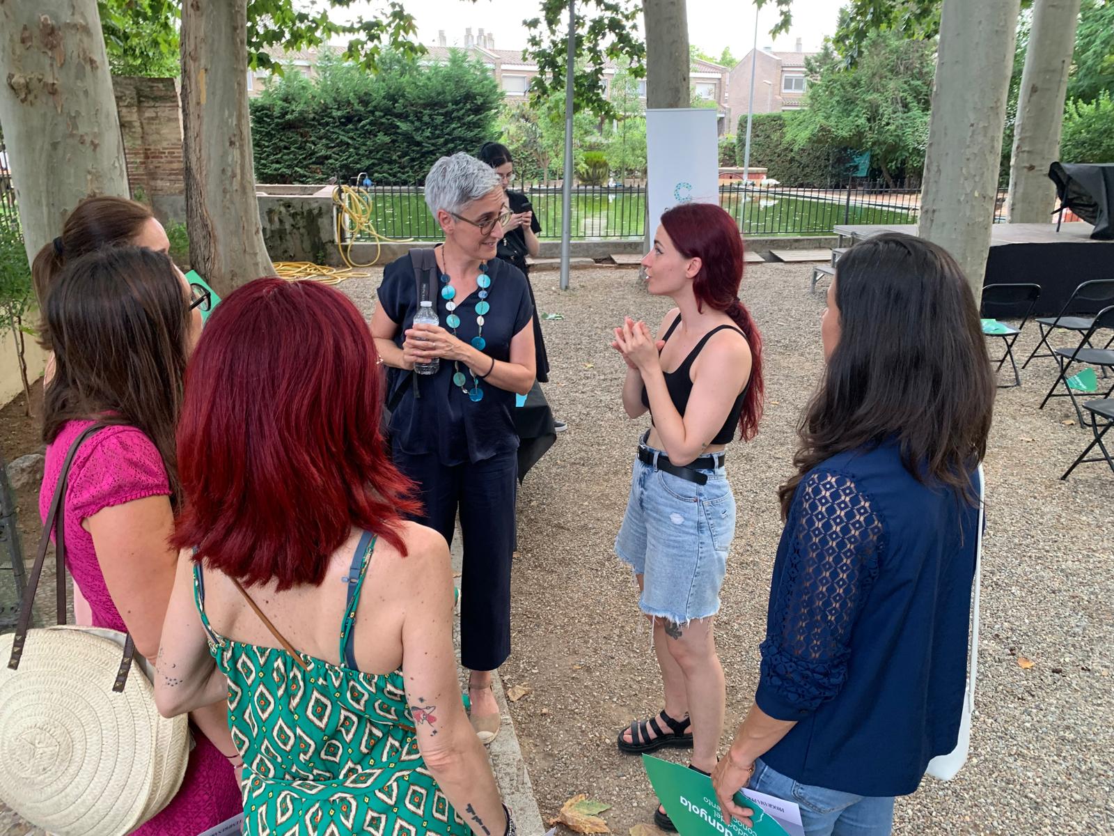 Júlia Salander ha conversat amb assistents després de la xerrada als jardins de Can Serraperera. FOTO: Judit Josa