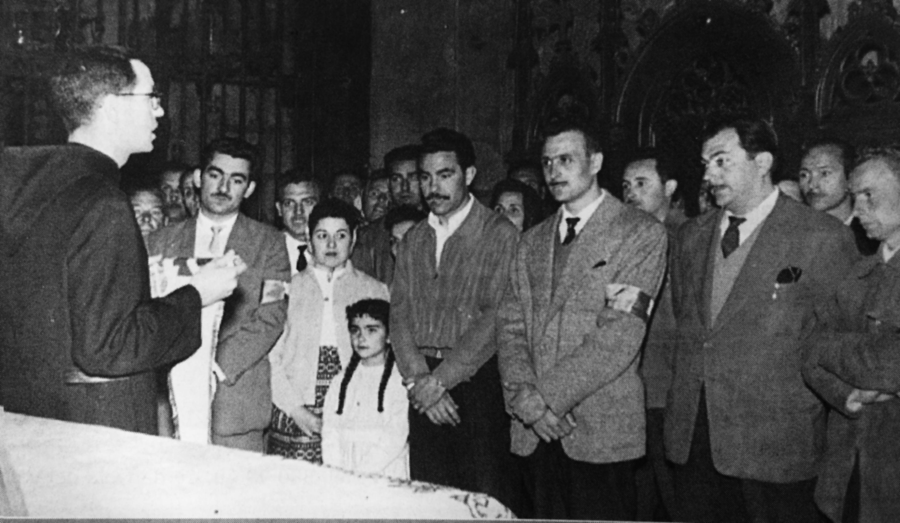 Membres de la Junta del Moto Club durant la benedicció del banderí de l’entitat a Montserrat, el 1959.  La imatge es va publicar al número1.545 del TOT, del 1994 FOTO: Miquel Prieto / Arxiu TOT Cerdanyo 