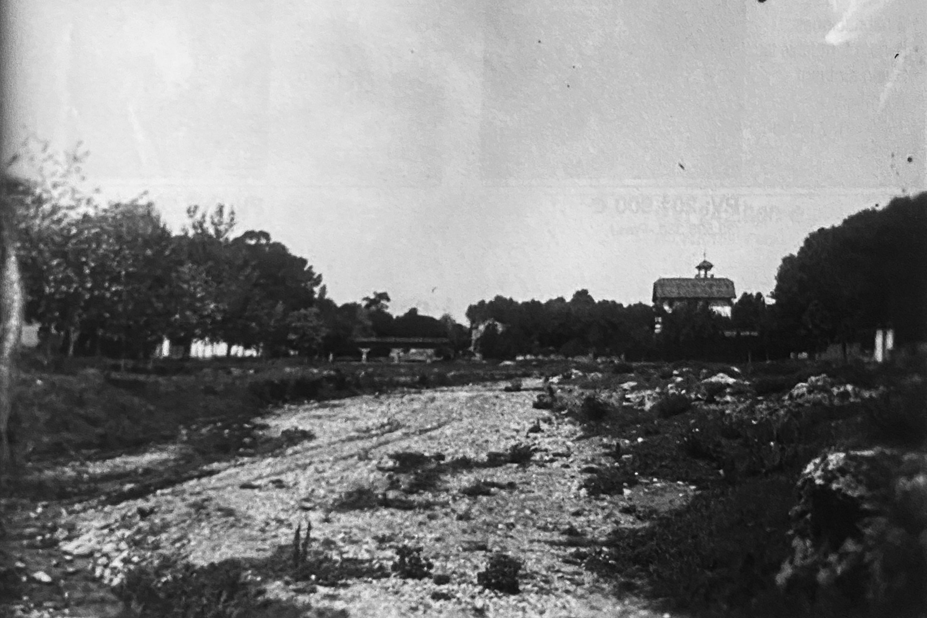 El Riu Sec, amb la Torre Recolons al fons, en una imatge captada des de Les Fontetes. La imatge es va publicar al TOT 938, el febrer 2006  FOTO: Família Casals / Arxiu TOT Cerdanyola 