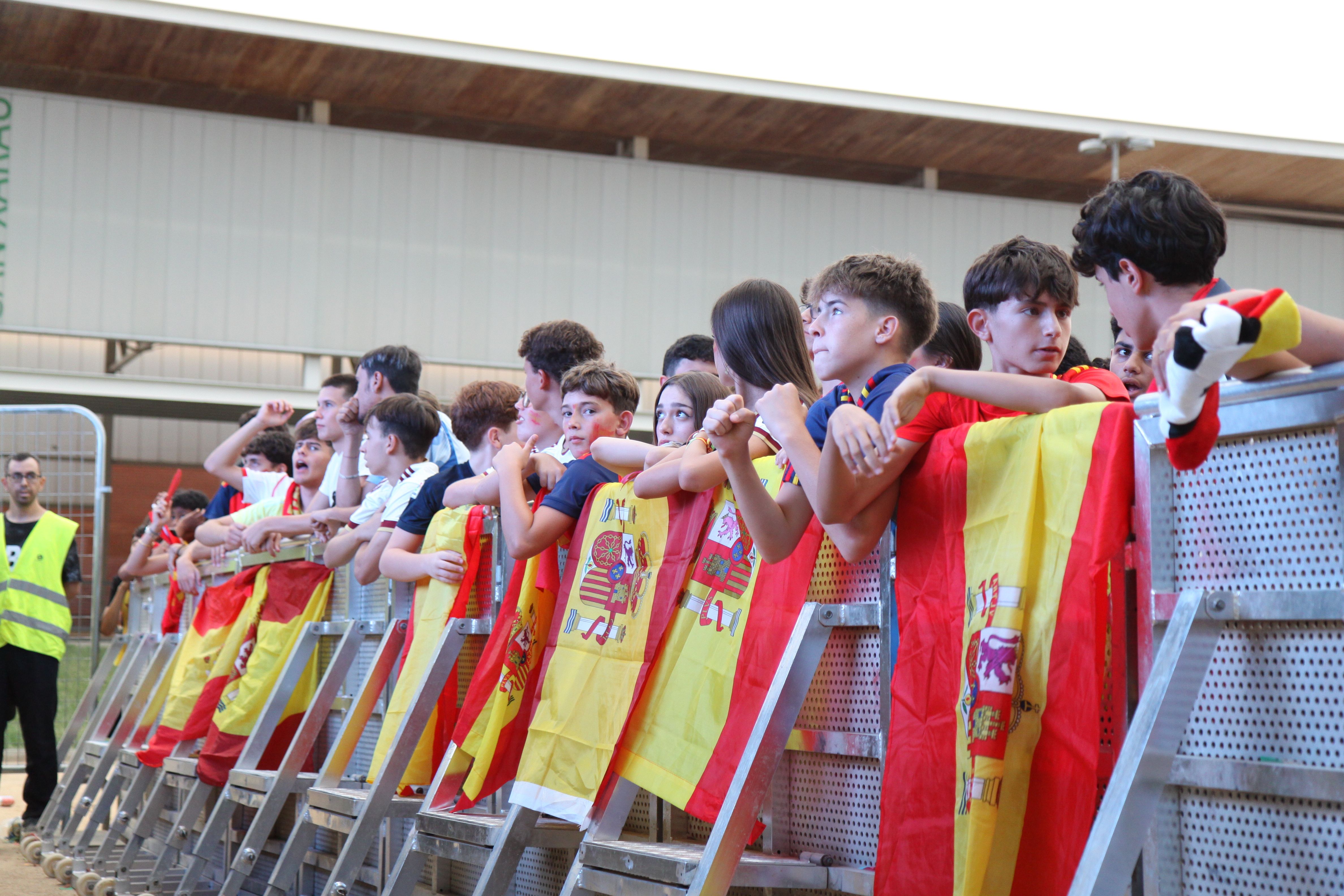 Molta atenció al partit. Foto: Laia Jubany