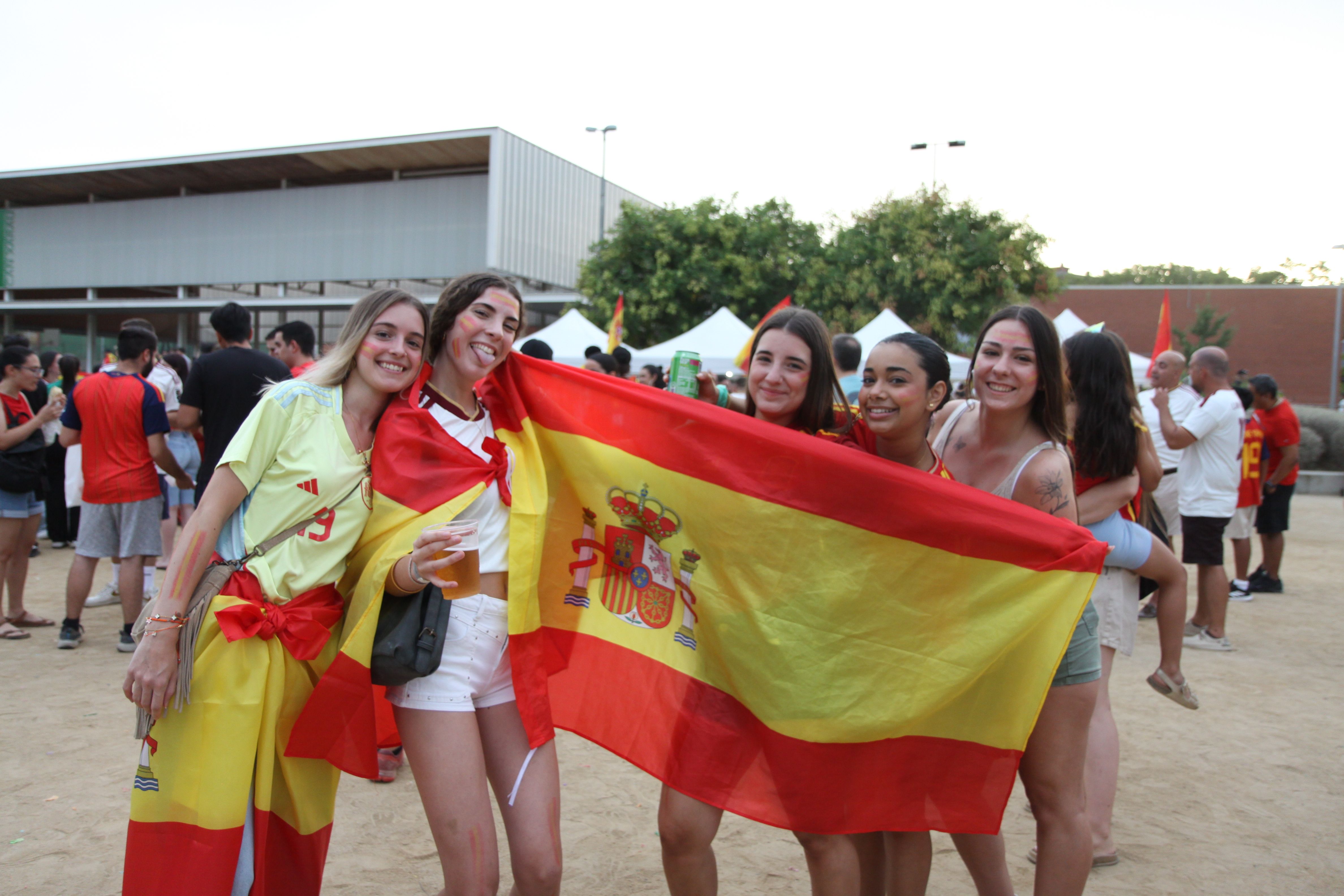 Un grup d'amigues gaudeixen del Mundial. Foto: Laia Jubany