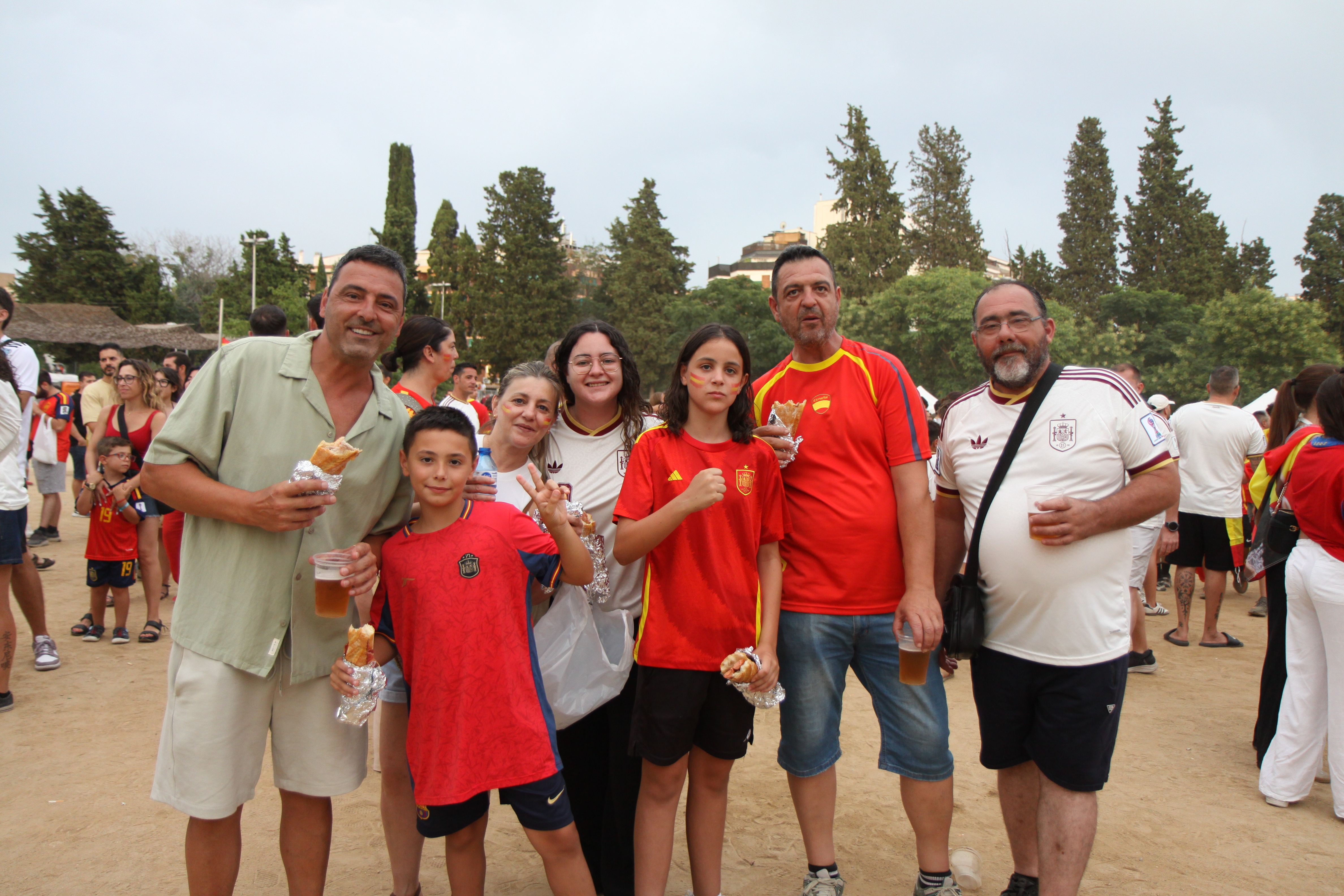 Famílies i amics gaudint del partit. Foto: Laia Jubany